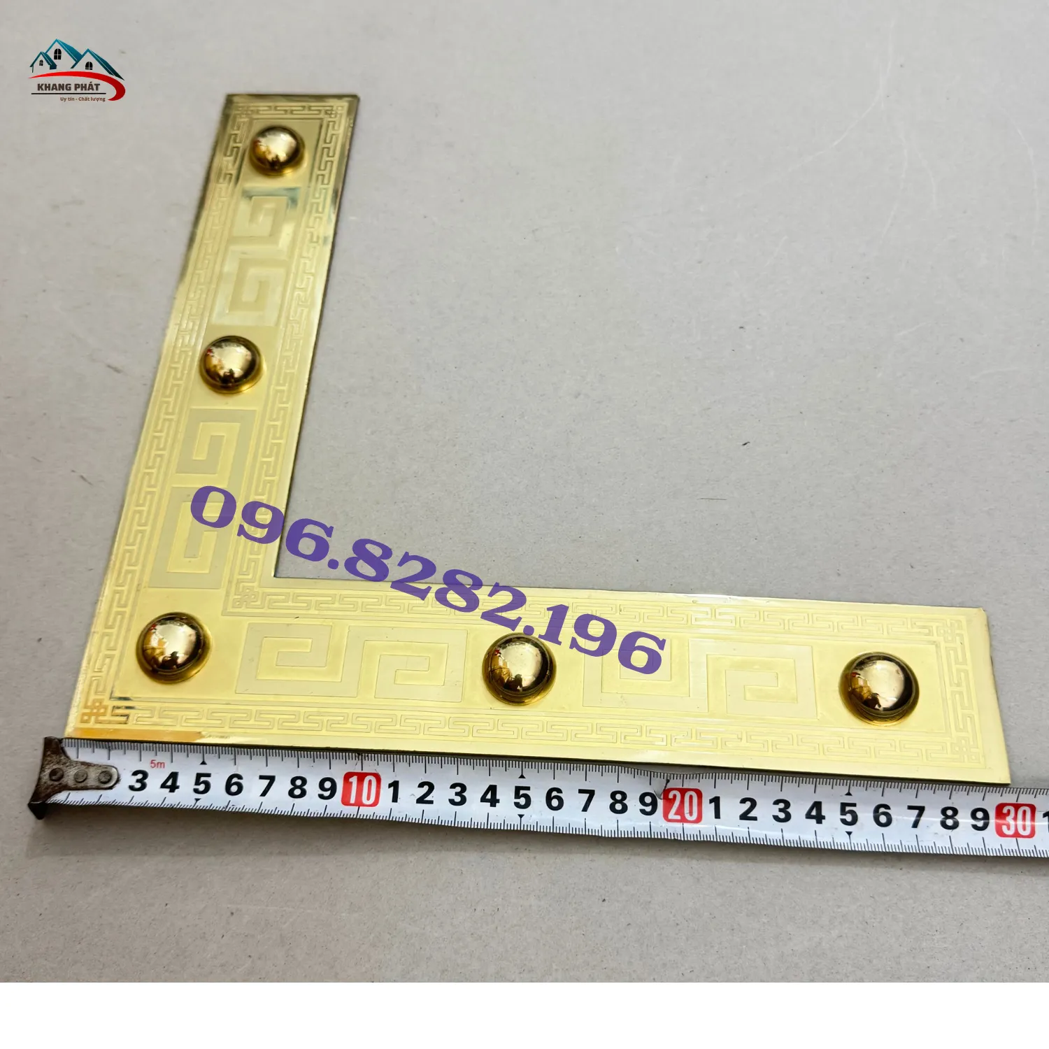 Chi tiết hoa văn ke đồng vàng bóng cao cấp