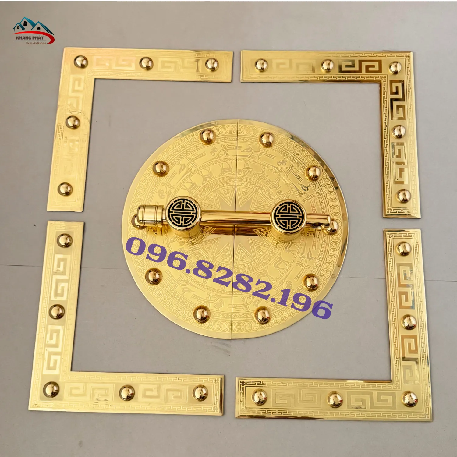 Chi tiết hoa văn trên phụ kiện đồng cổng gỗ