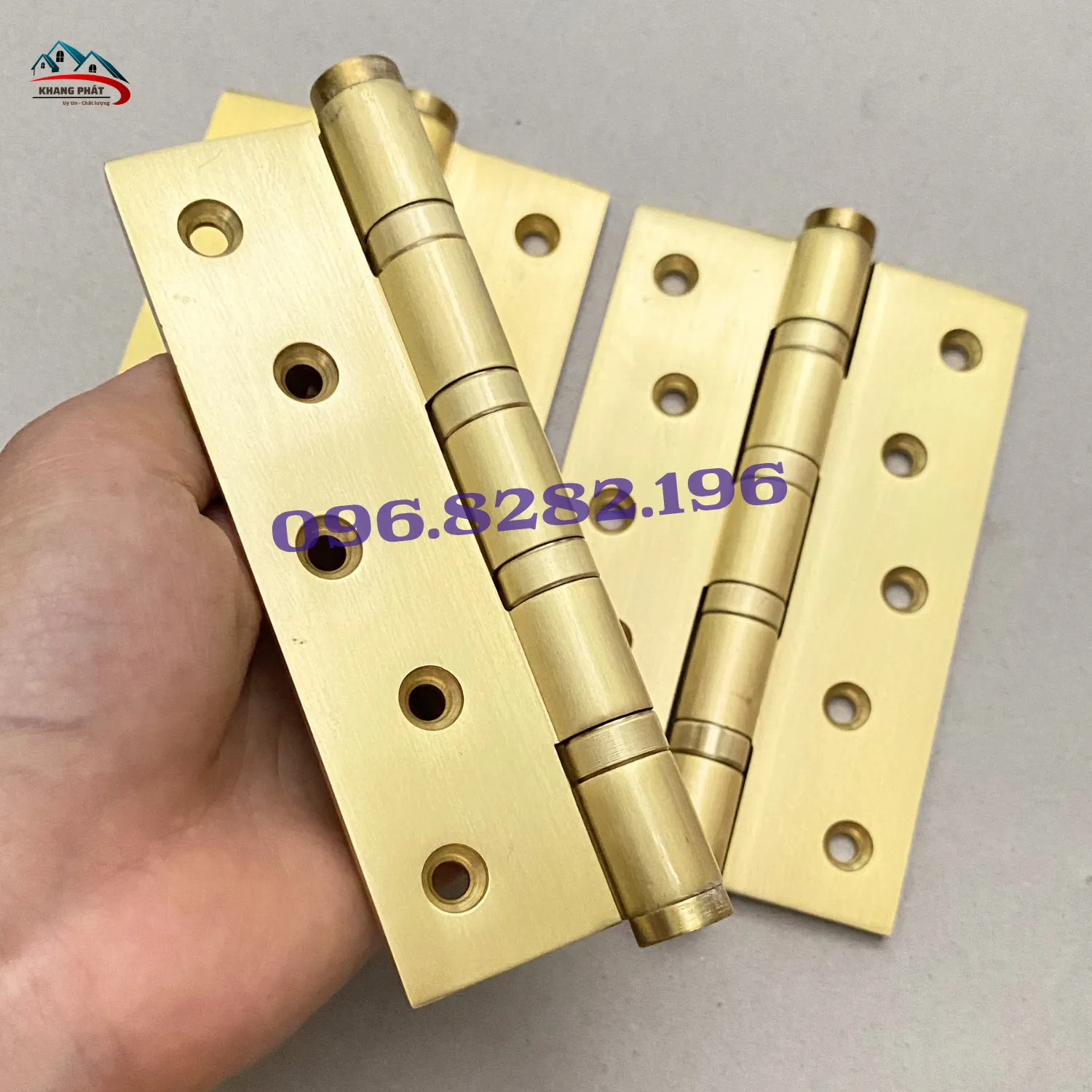 Chi tiết bề mặt bản lề đồng trơn mịn