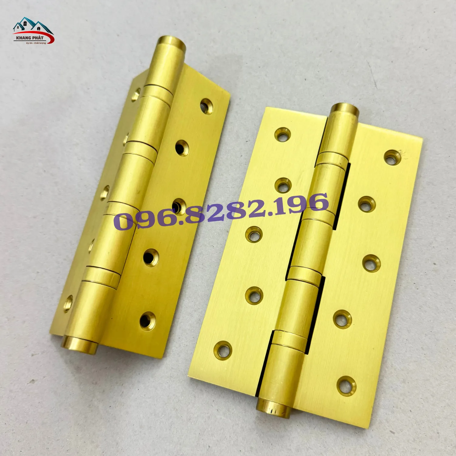 Chi tiết mặt lá và trục xoay của lề cửa gỗ