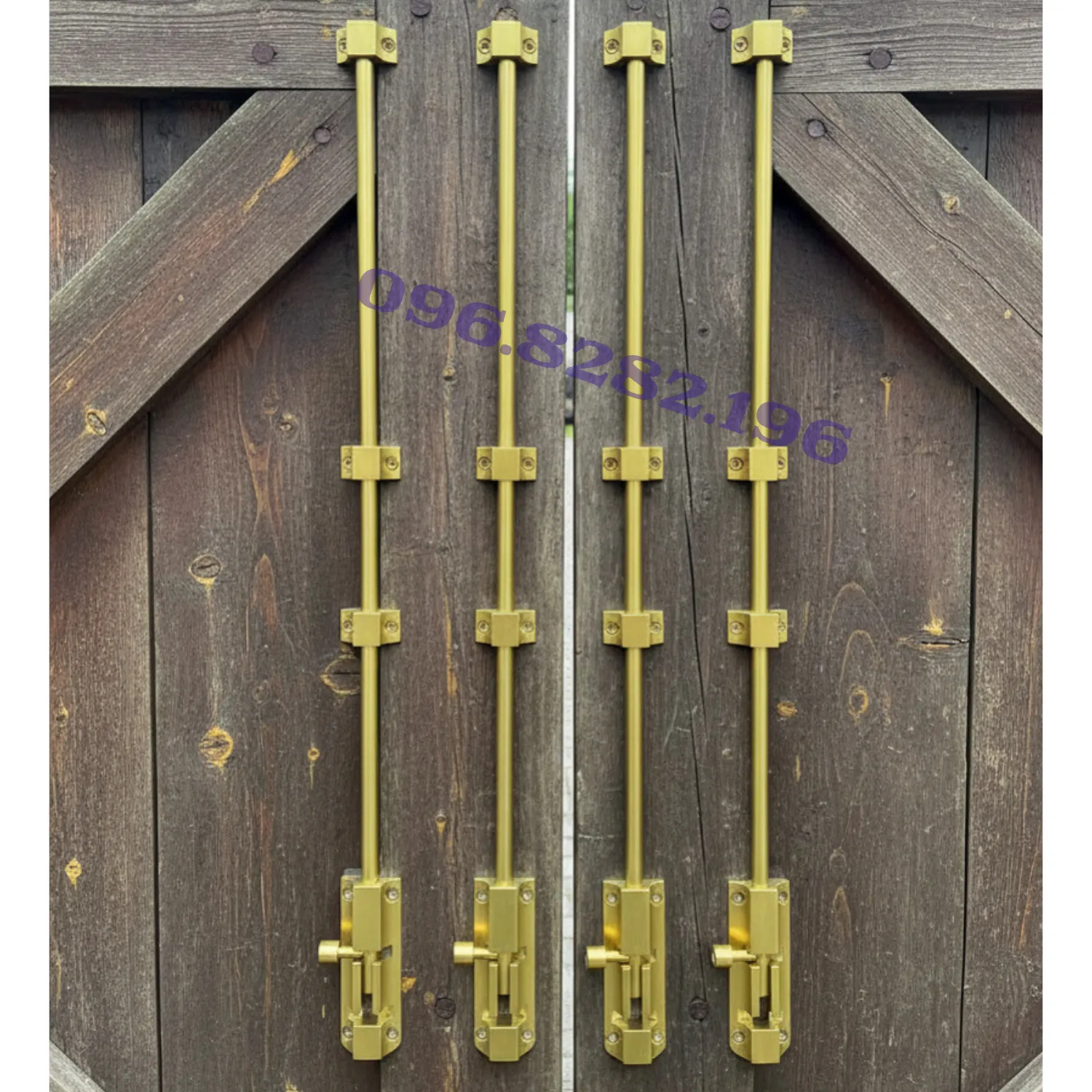 Chốt thang đồng lắp trên cánh cửa gỗ