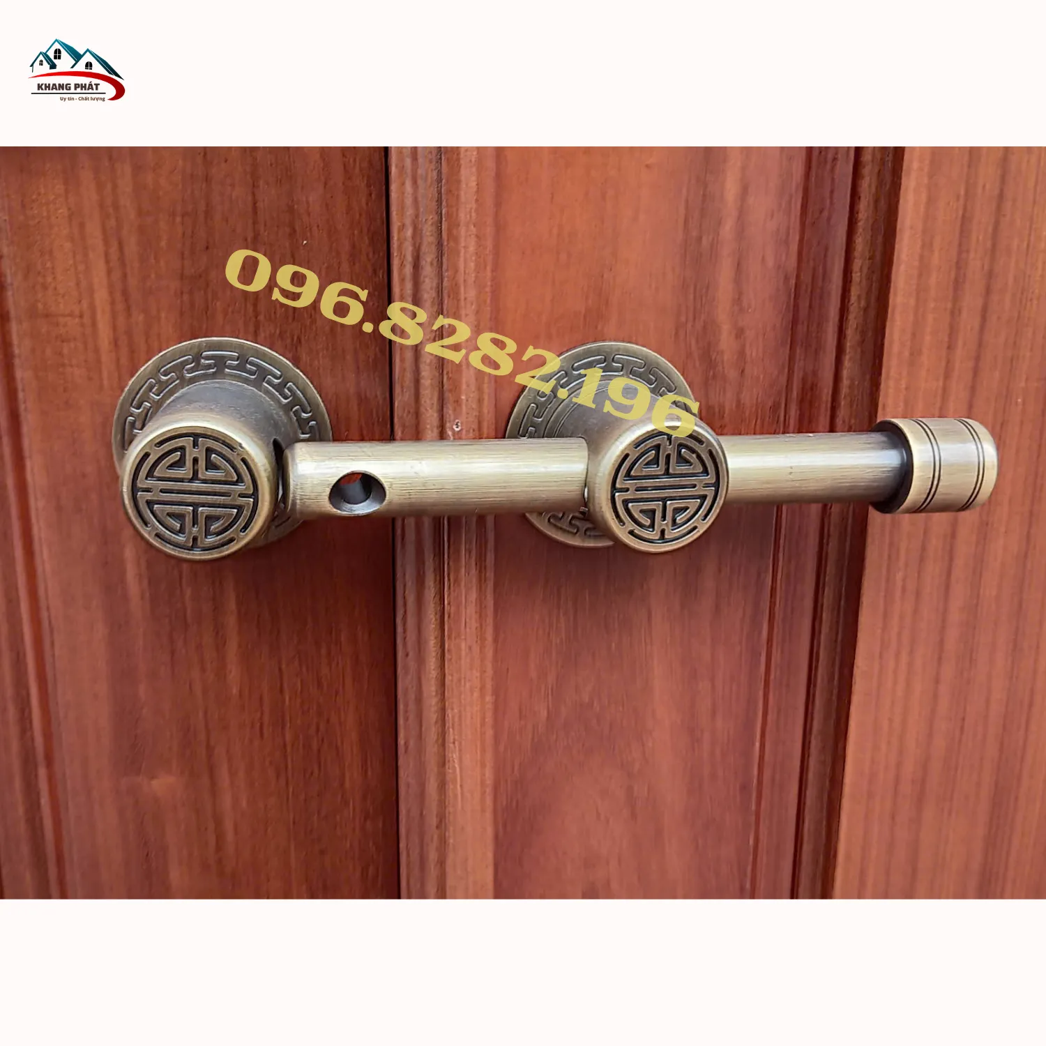 chùy đồng lắp trên cửa gỗ thực tế