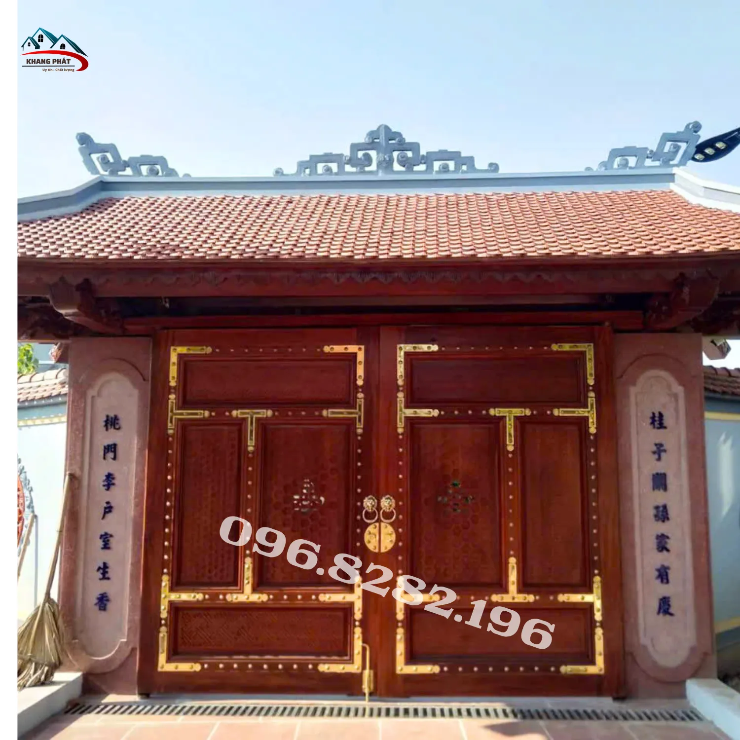 Chuỳ mâm đồng lắp trên cửa đền chùa