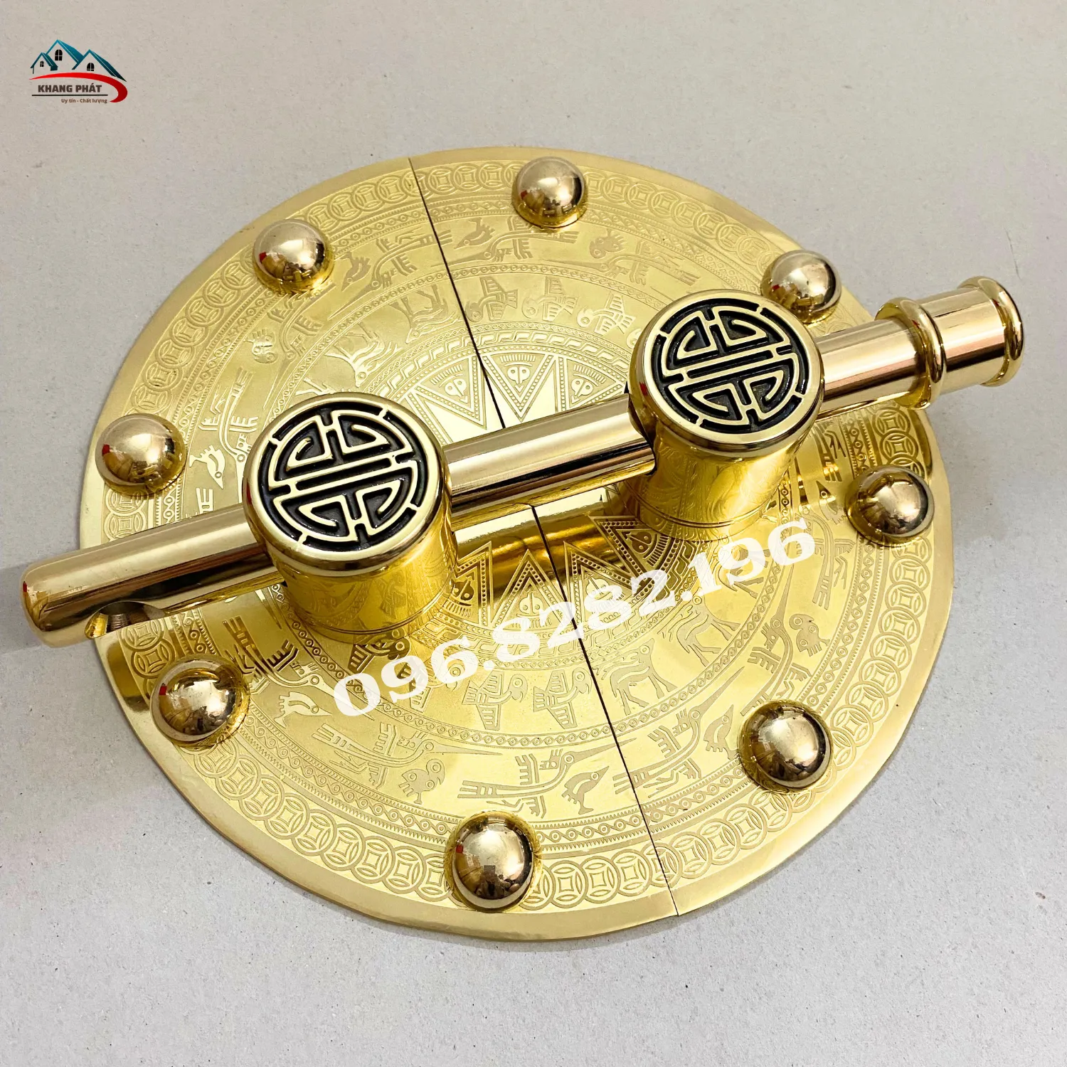 Góc nghiêng cho thấy bề mặt đồng vàng đánh bóng gương sang trọng của mẫu khoá chuỳ mâm đồng 25cm chữ Thọ.