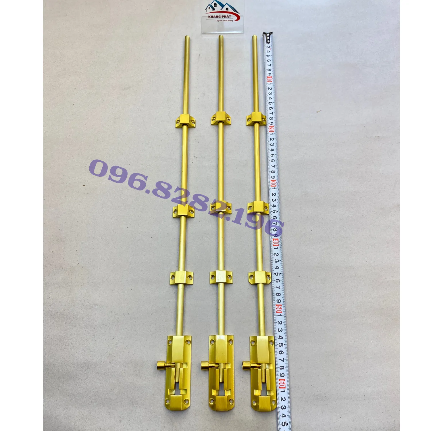 Đo chiều dài thực tế chốt cửa bằng đồng 60cm