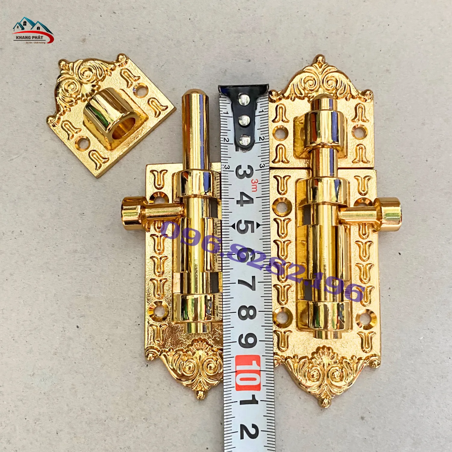 Đo chiều dài chốt gài cửa bằng đồng 13cm