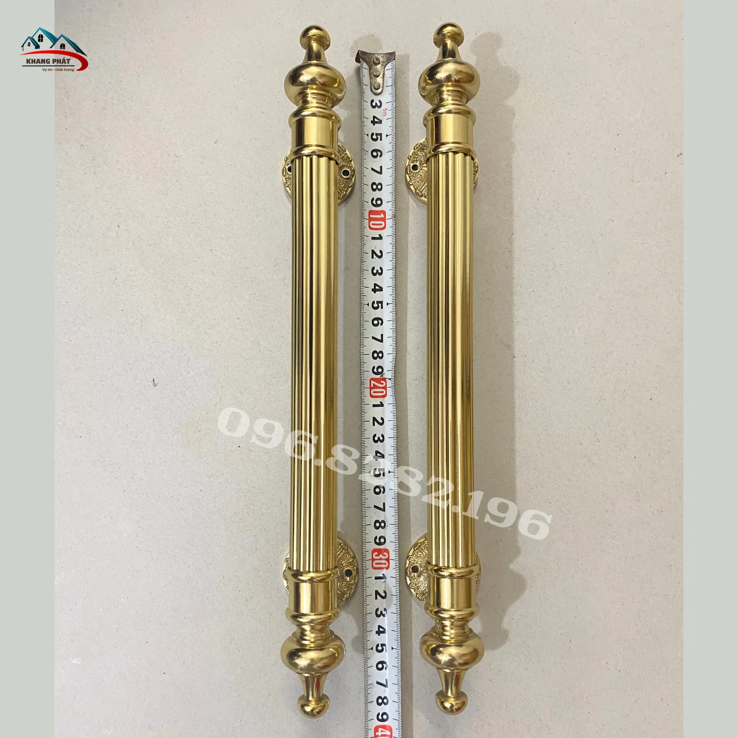 Đo chiều dài thực tế tay kéo cửa 38cm