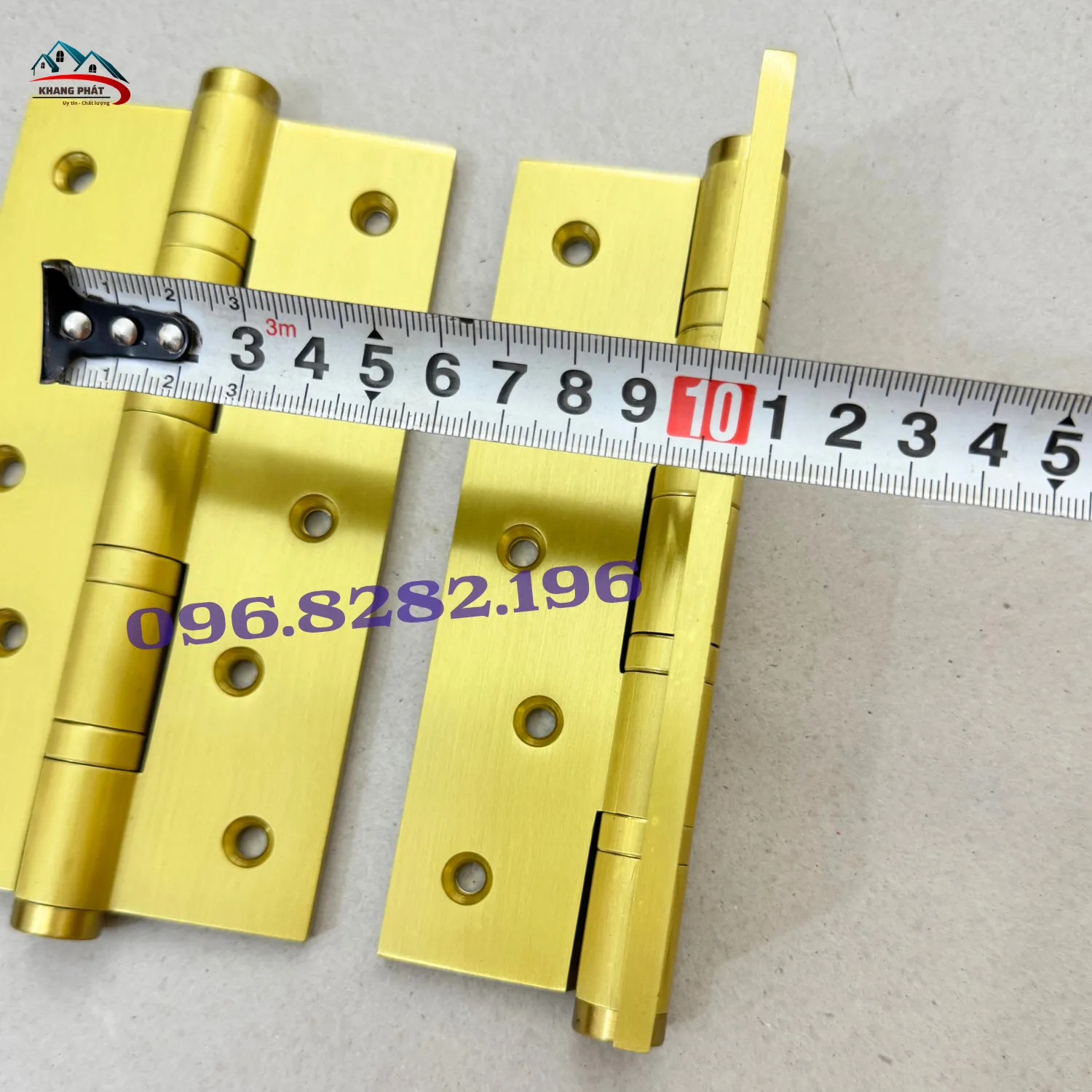 Đo độ dày thực tế 5,5mm của bản lề đồng