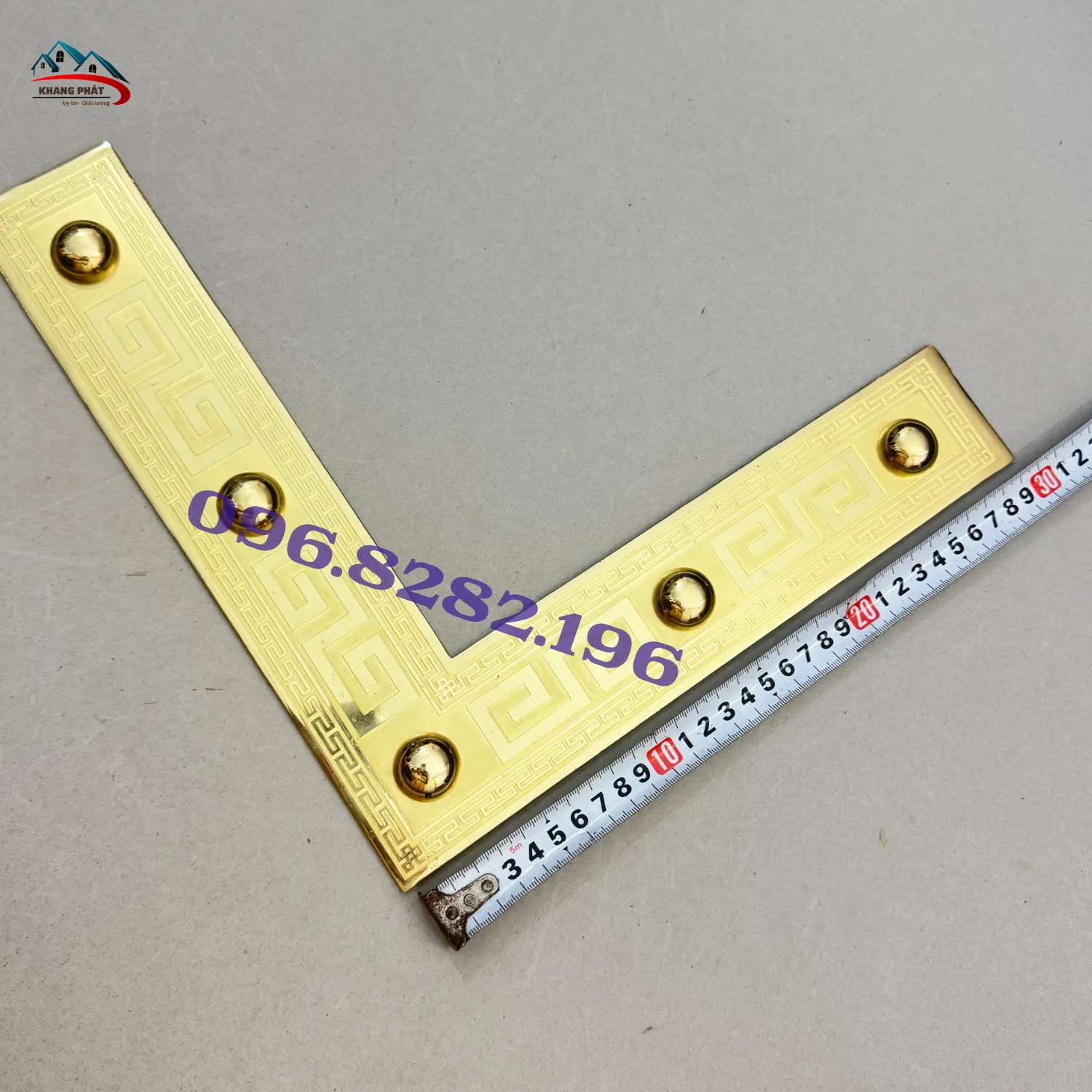 Hoa văn chữ Vạn nổi trên bề mặt ke đồng trang trí cửa