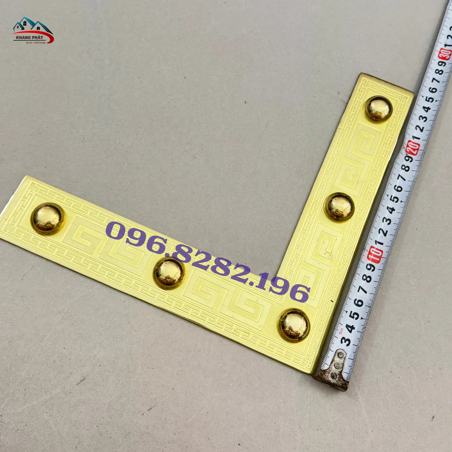 Hoa văn chữ Vạn trên ke góc đồng vàng bóng