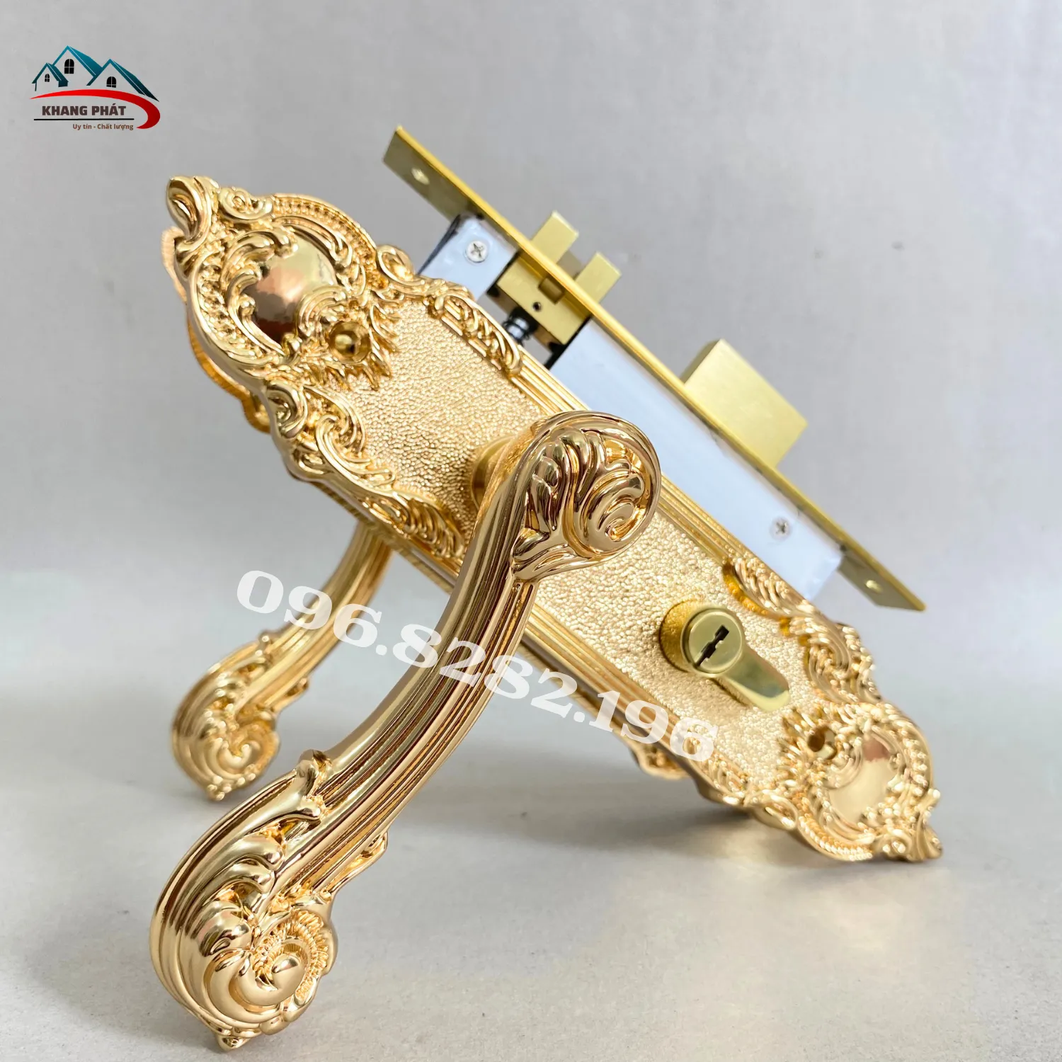 Hoa văn cổ điển trên khóa cửa KP6161