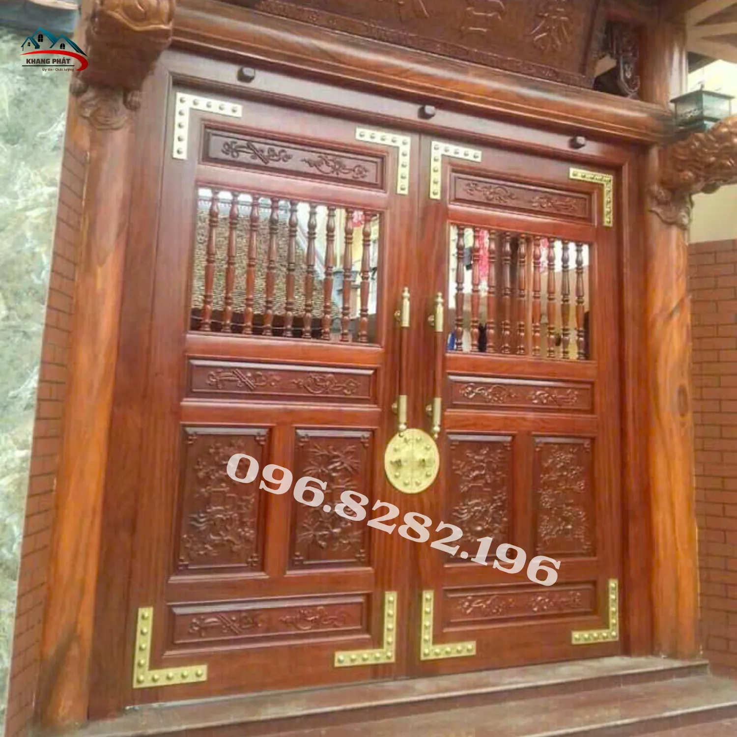 Ke góc bằng đồng lắp thực tế trên cửa gỗ cùng chuỳ mâm đồng và tay gõ cửa