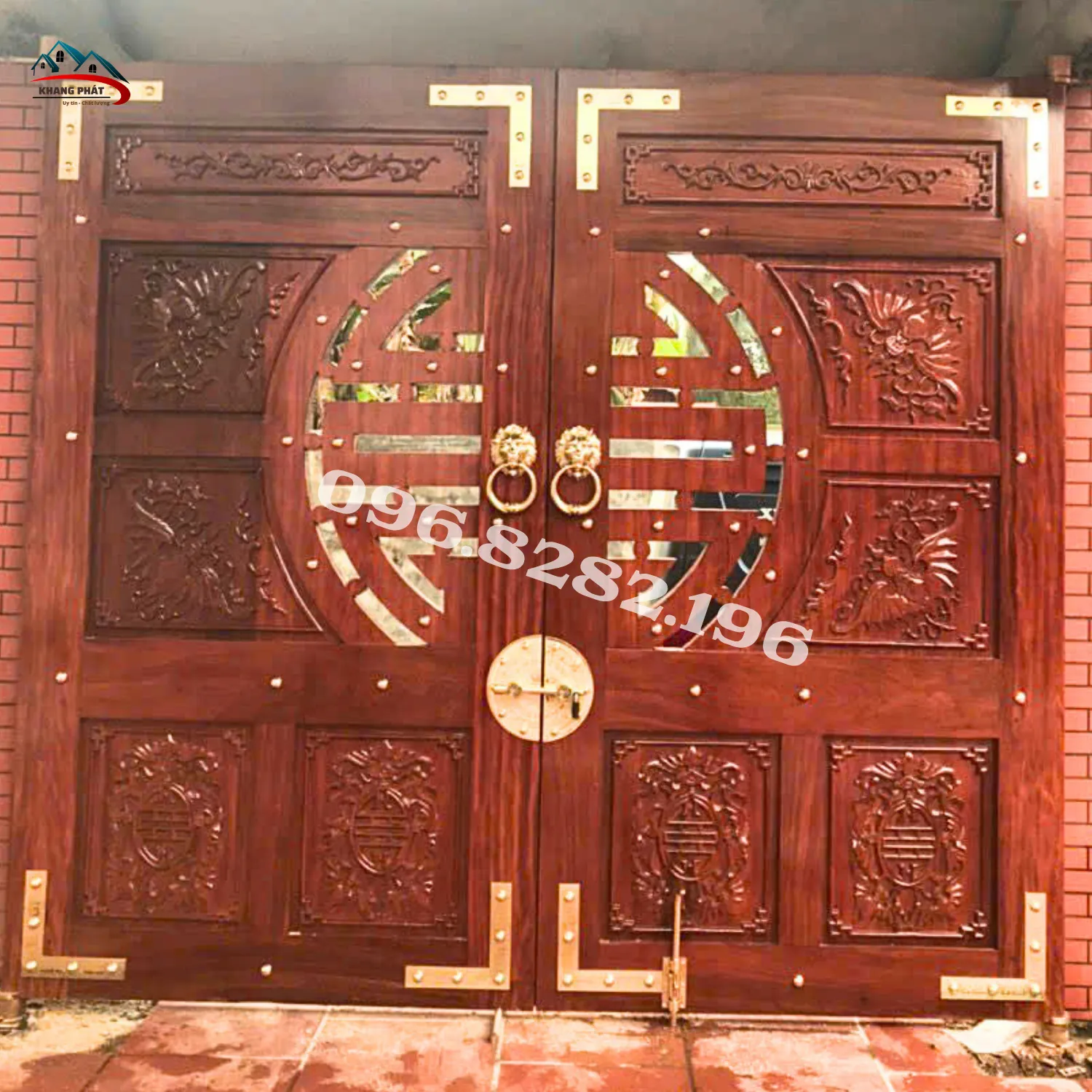 Phụ kiện bằng đồng trang trí cổng gỗ