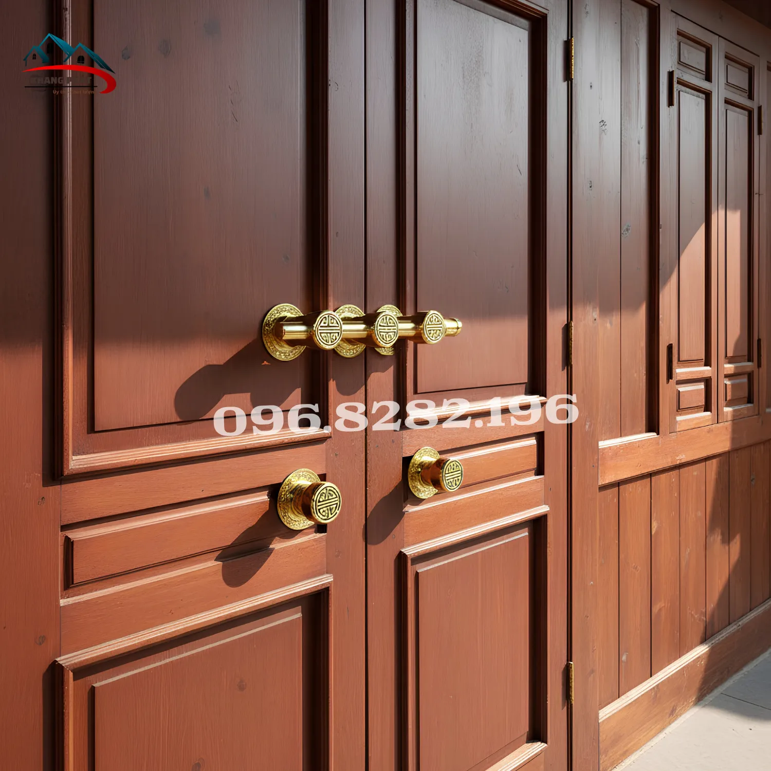 Khoá chuỳ đồng chữ thọ lắp trên cửa gỗ