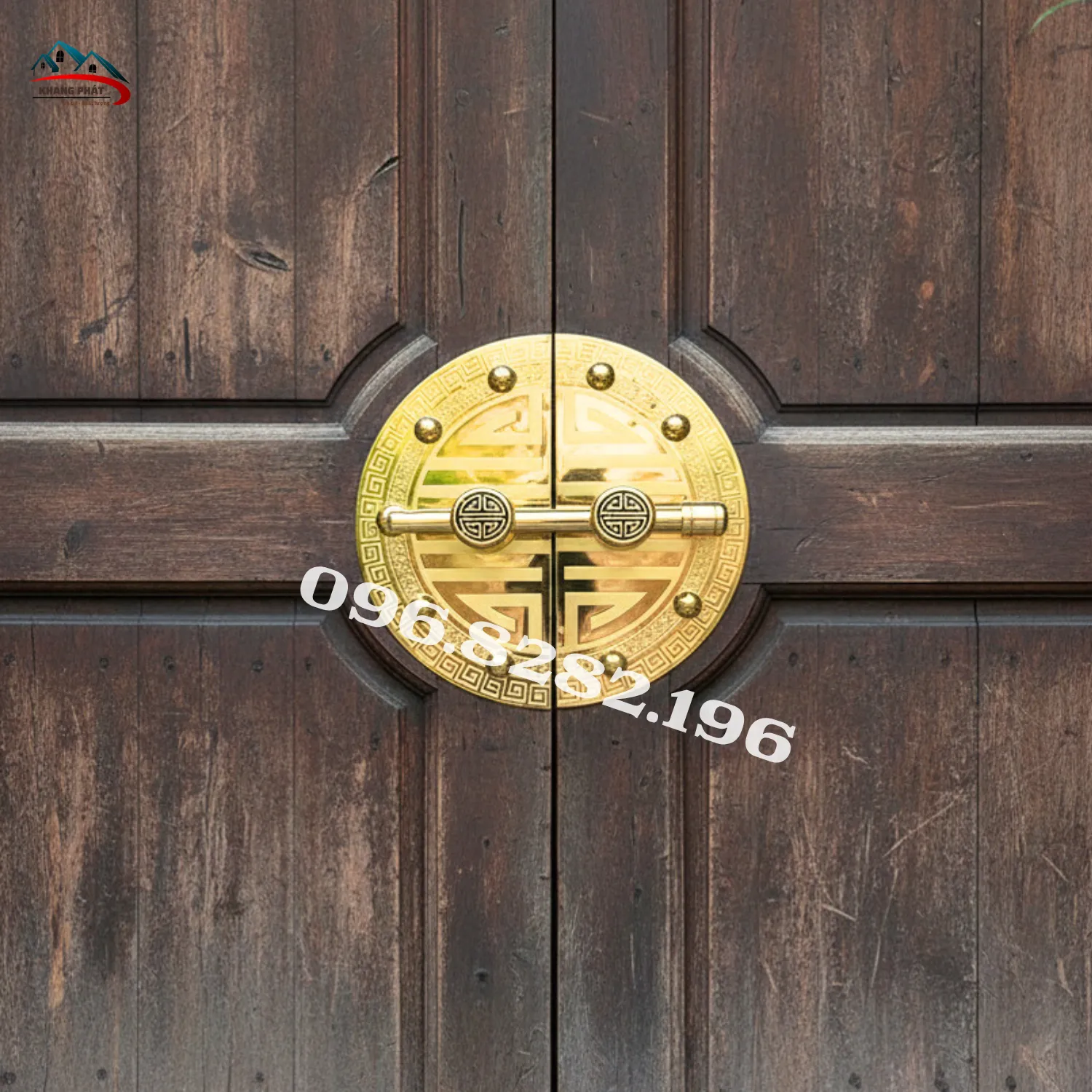khóa chuỳ mâm đồng lắp trên cửa gỗ đại sảnh