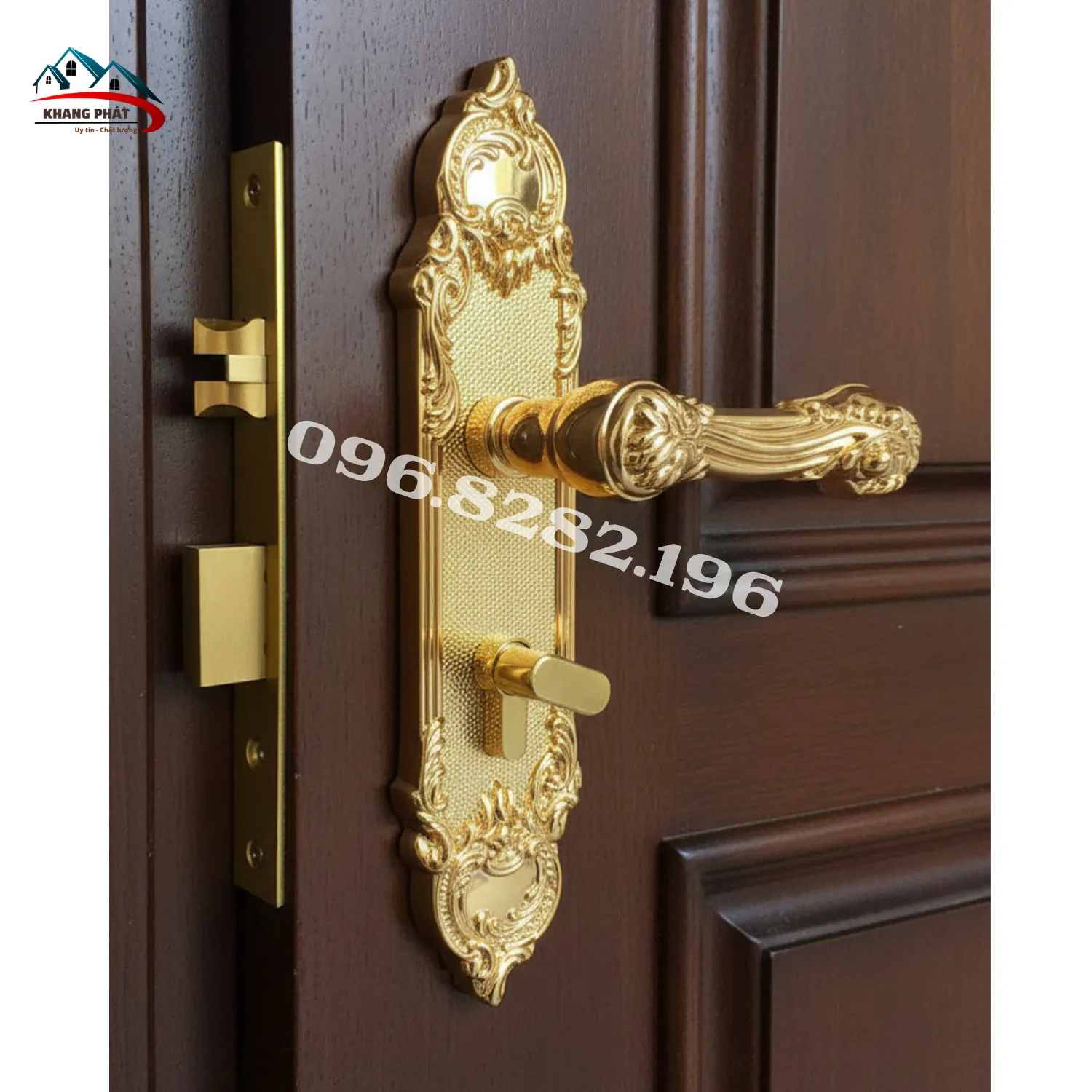 Khóa cửa đồng mạ vàng lắp trên cửa gỗ tự nhiên