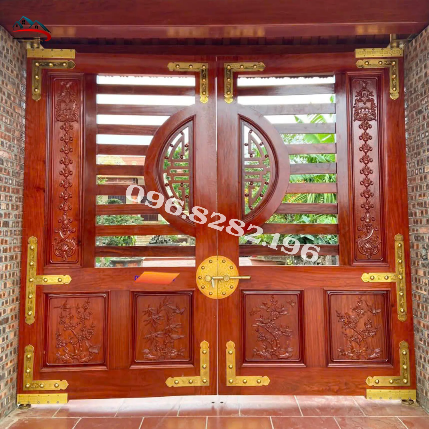 Khóa mâm trống đồng lắp trên cửa gỗ nhà thờ