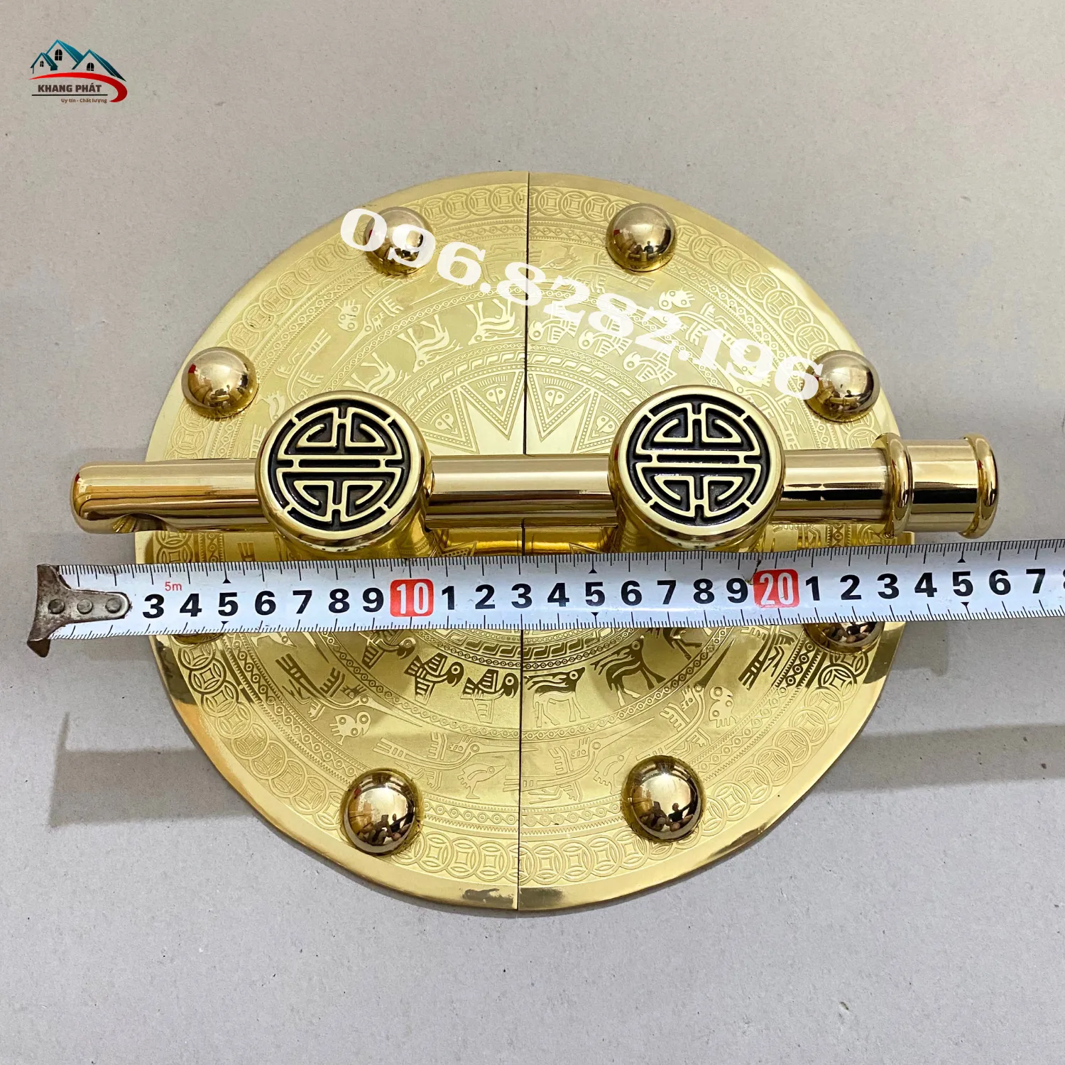 Đo kích thước then cài ngang của bộ chuỳ mâm đồng 25cm KP-CMTĐB125, chiều dài thực tế đạt 26cm dày dặn