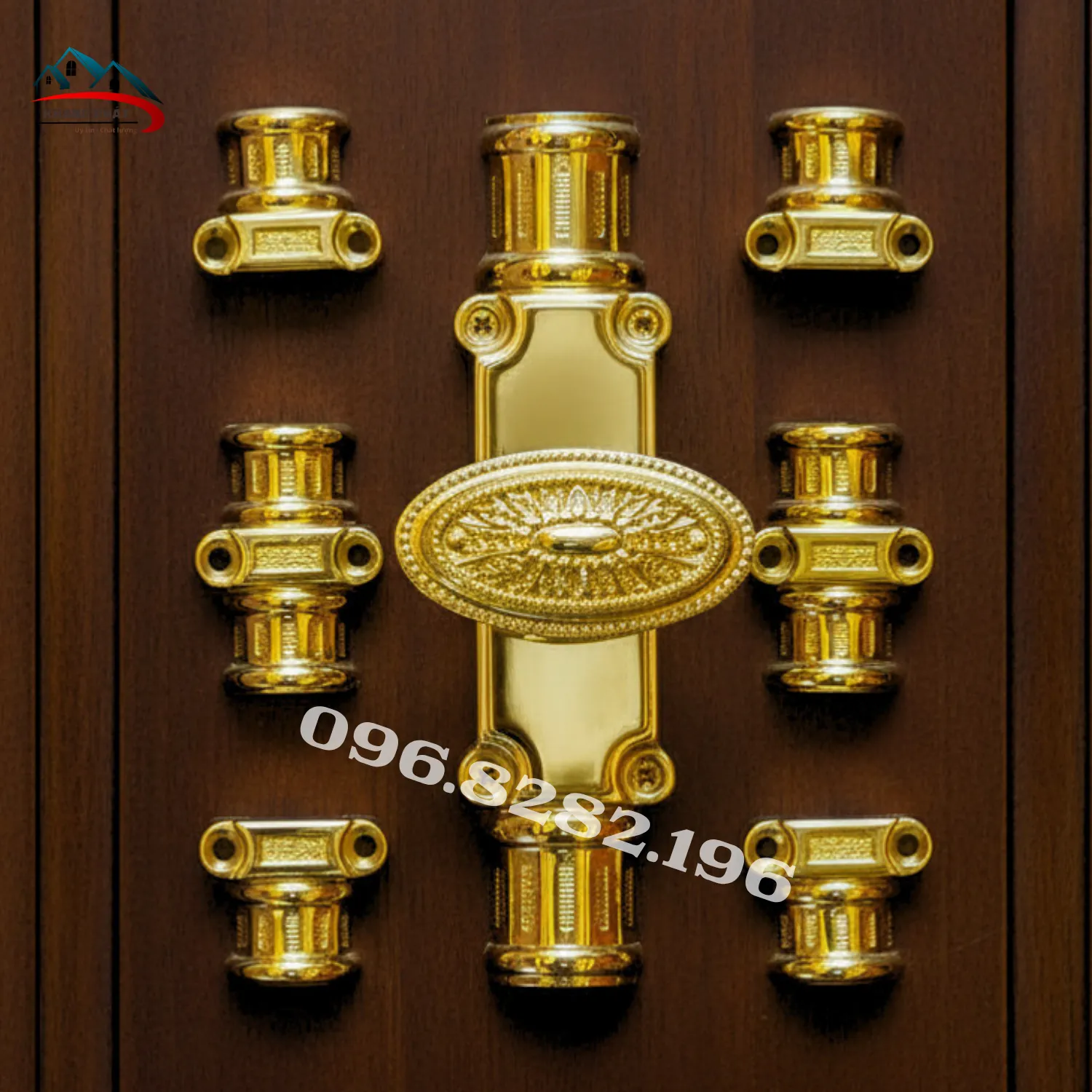 chốt cửa lắp thực tế trên cửa gỗ lớn