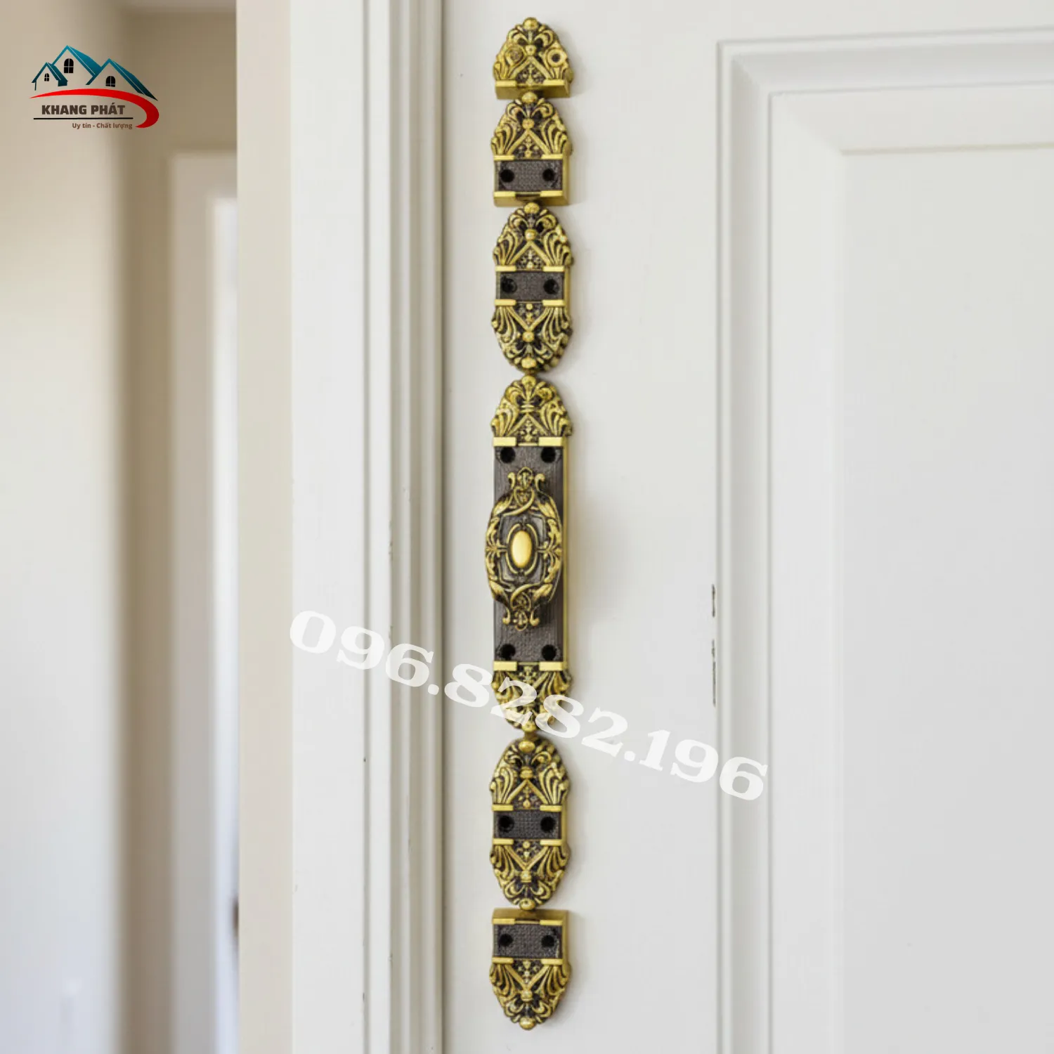 Chốt cửa Clemon KP-K368R lắp trên cửa gỗ thực tế