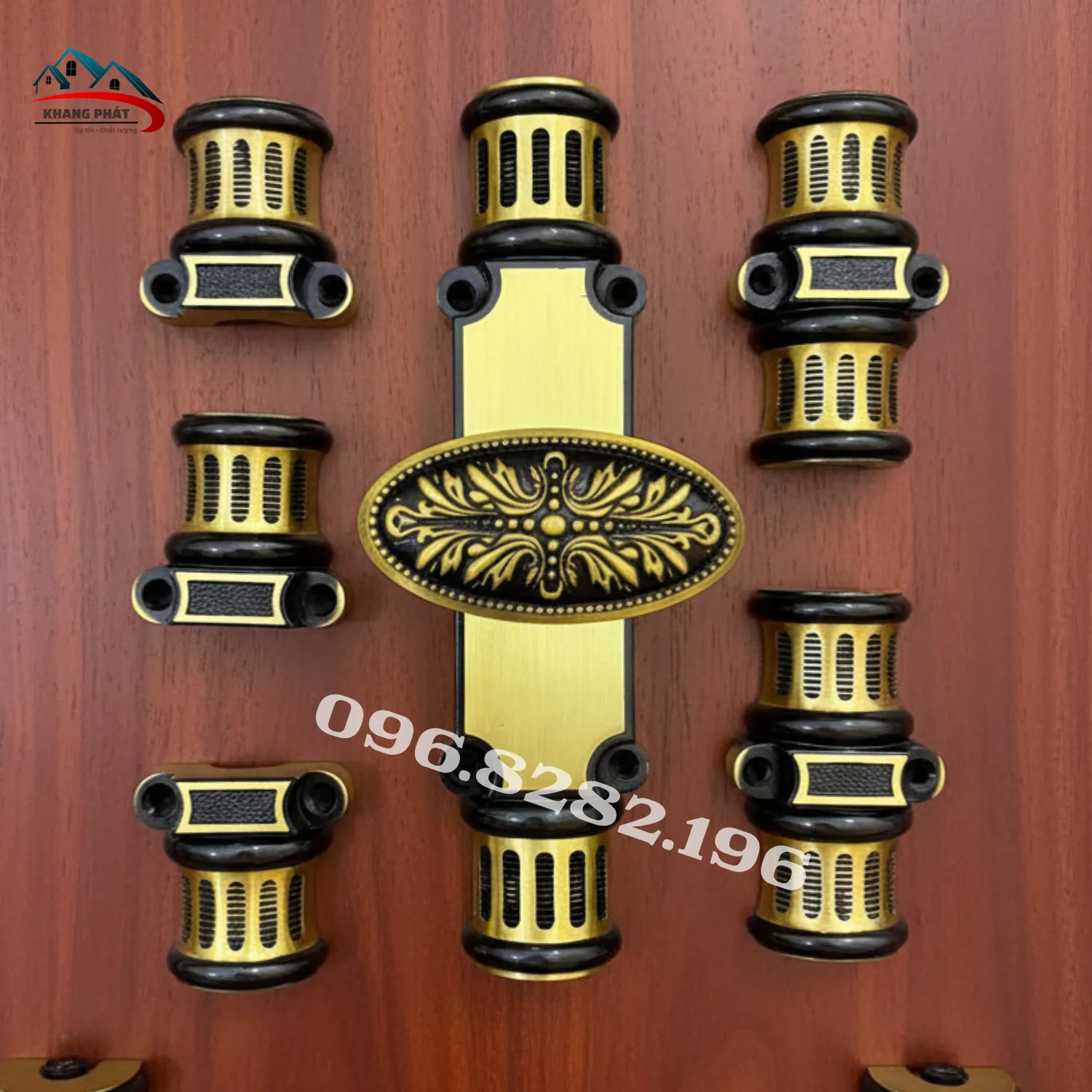 Lắp chốt đồng Clemon đại sảnh trên cửa gỗ