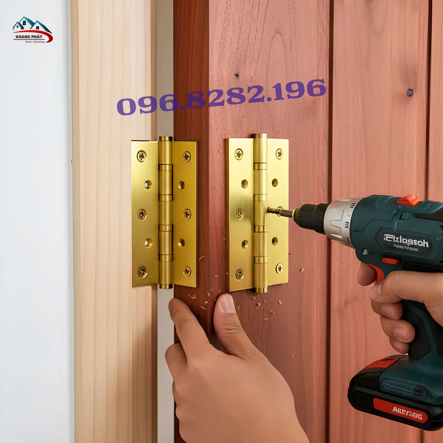 Bản lề lá đồng dài 15cm lắp thực tế trên cửa gỗ