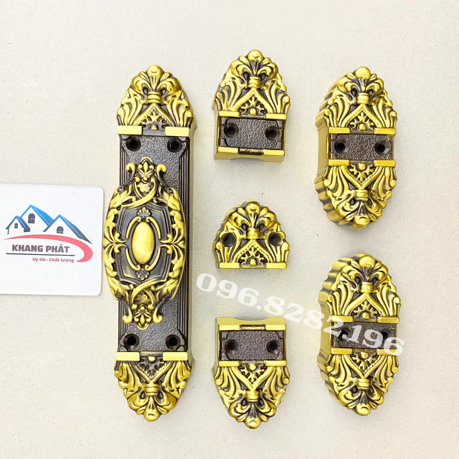 Lắp chốt cửa đồng trên cửa đi và cửa sổ