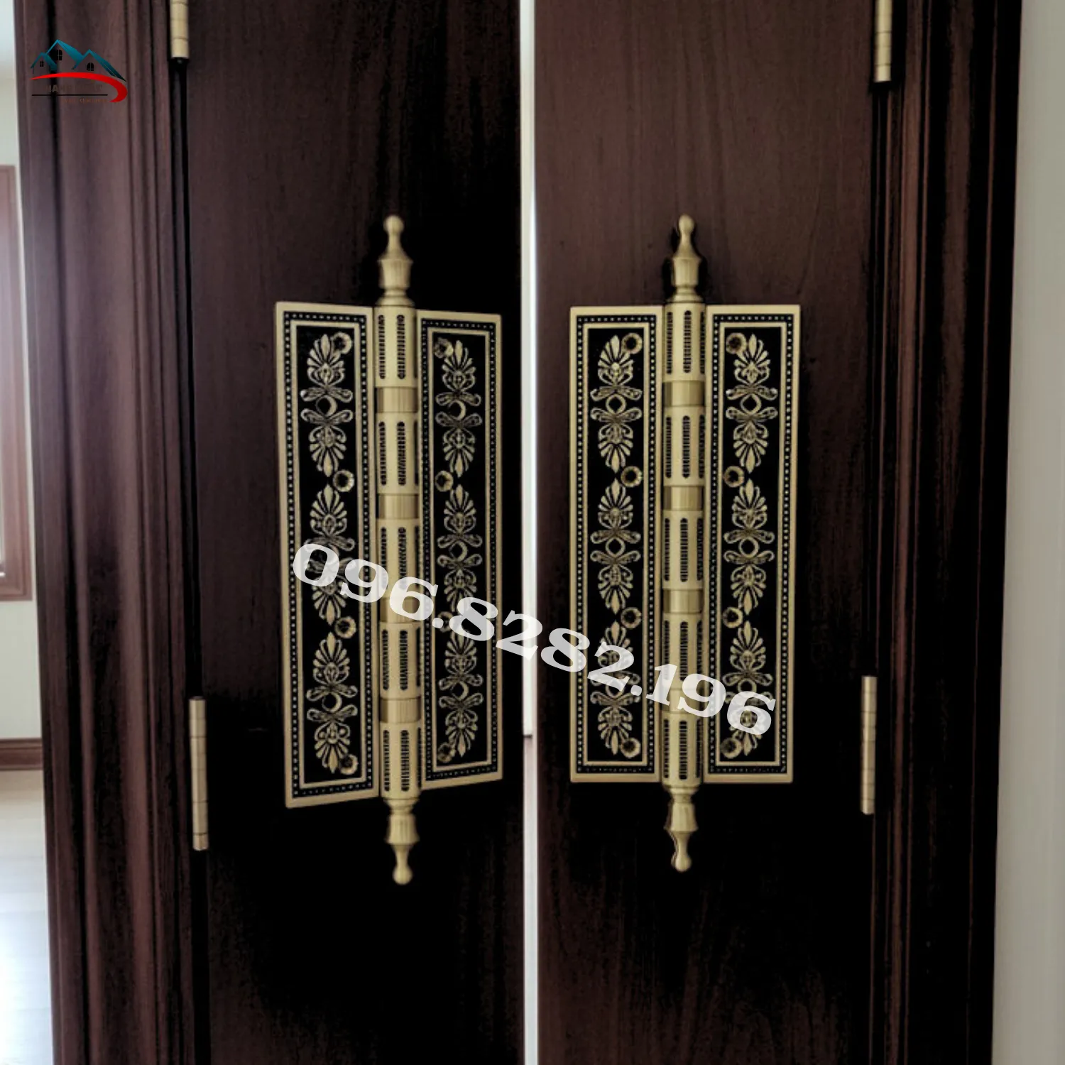 Lề lá đồng hoa cúc rêu lắp thực tế trên cửa gỗ