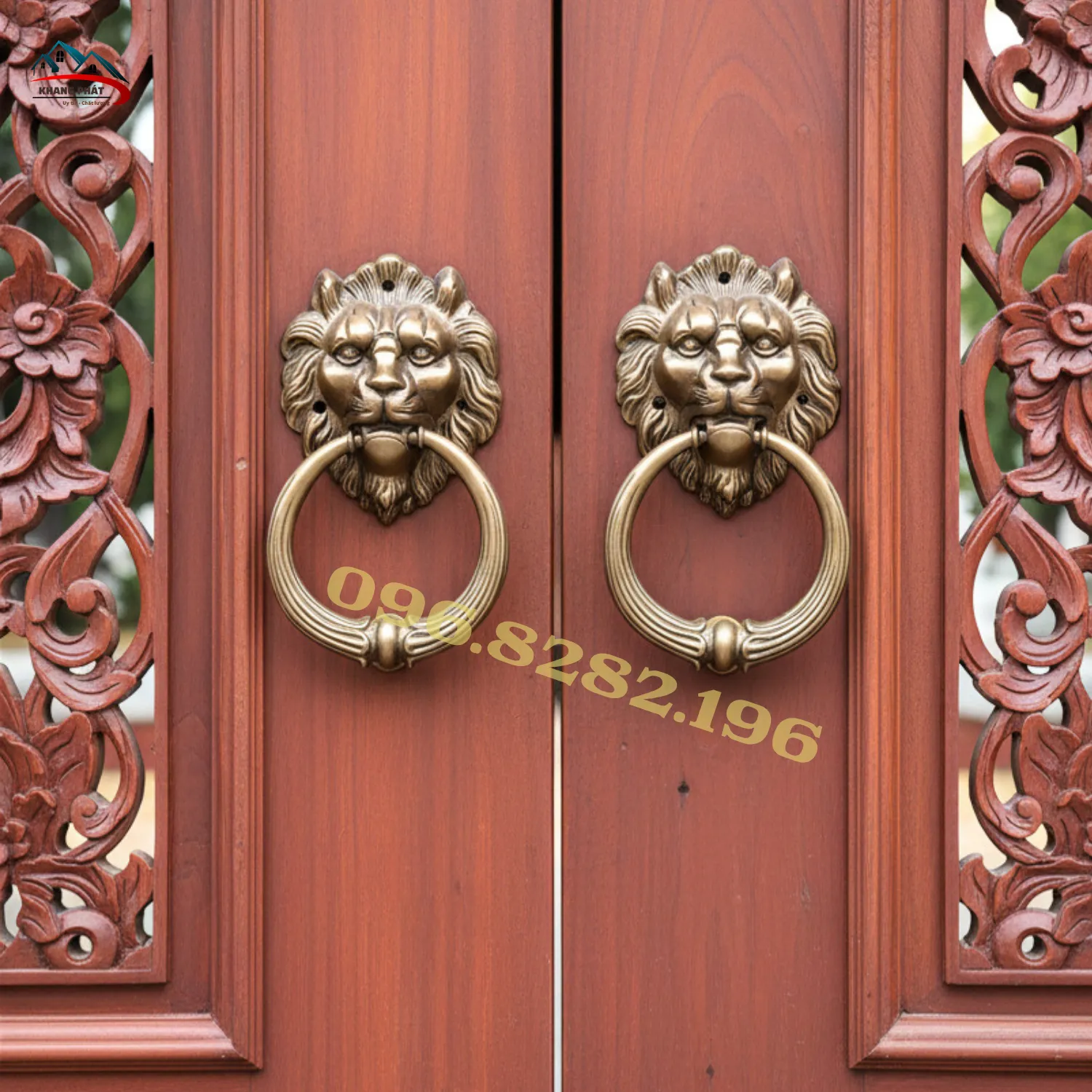 mặt sư tử đồng lắp trên cửa gỗ