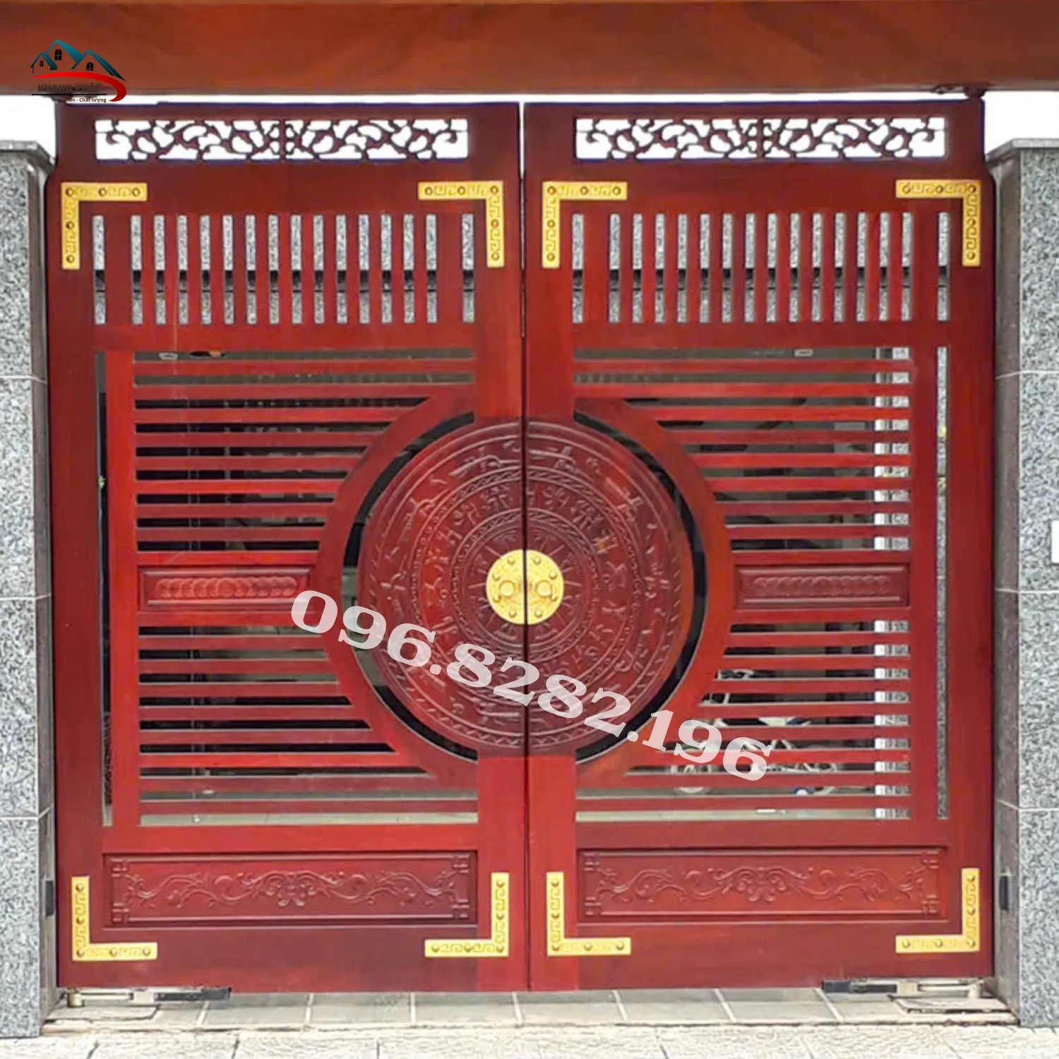 Phụ kiện cổng gỗ đồng đúc lắp thực tế