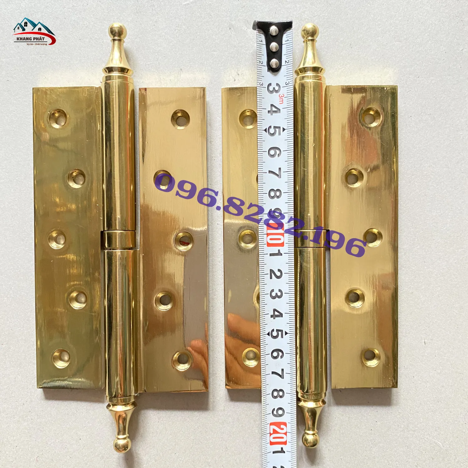 Phụ kiện cửa gỗ màu vàng bóng sang trọng