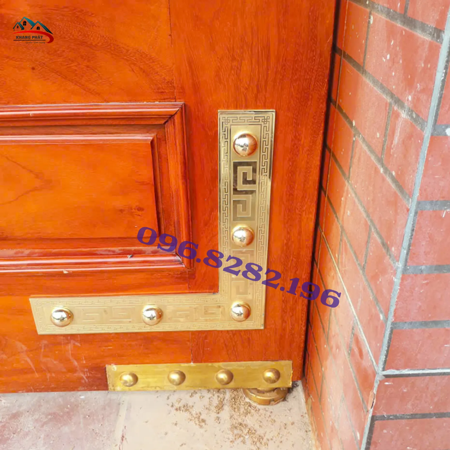 Phụ kiện đồng trên cửa gỗ thực tế với ke góc, chuỳ mâm và tay gõ