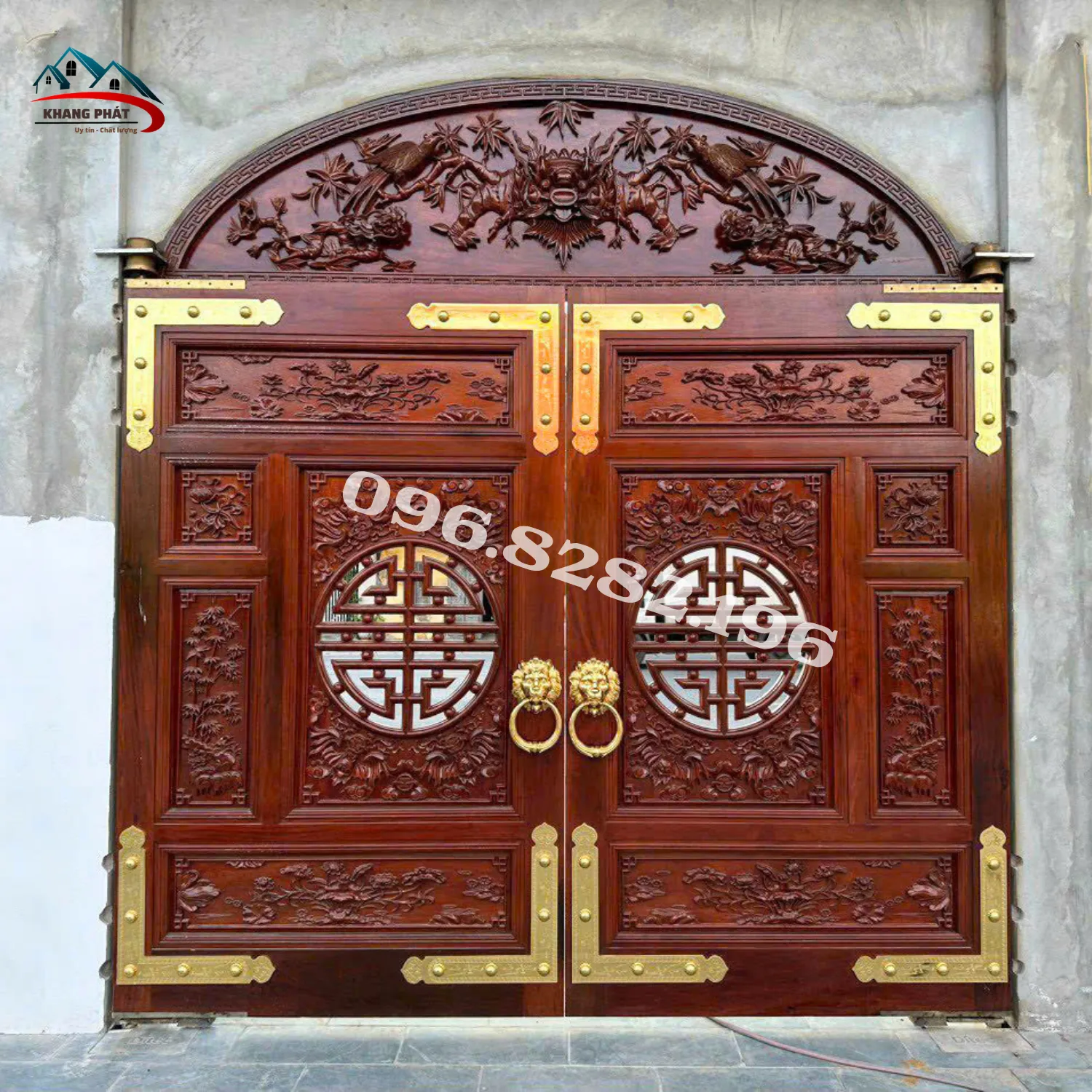Bộ phụ kiện đồng gồm ke góc lớn, tay nắm mặt sư tử và chốt chân cửa