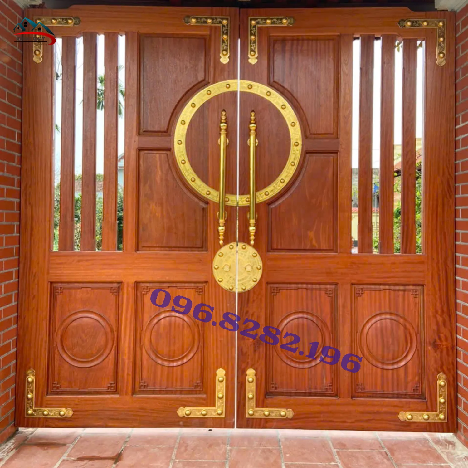 Tượng đồng gắn trên cổng gỗ nhà thờ họ