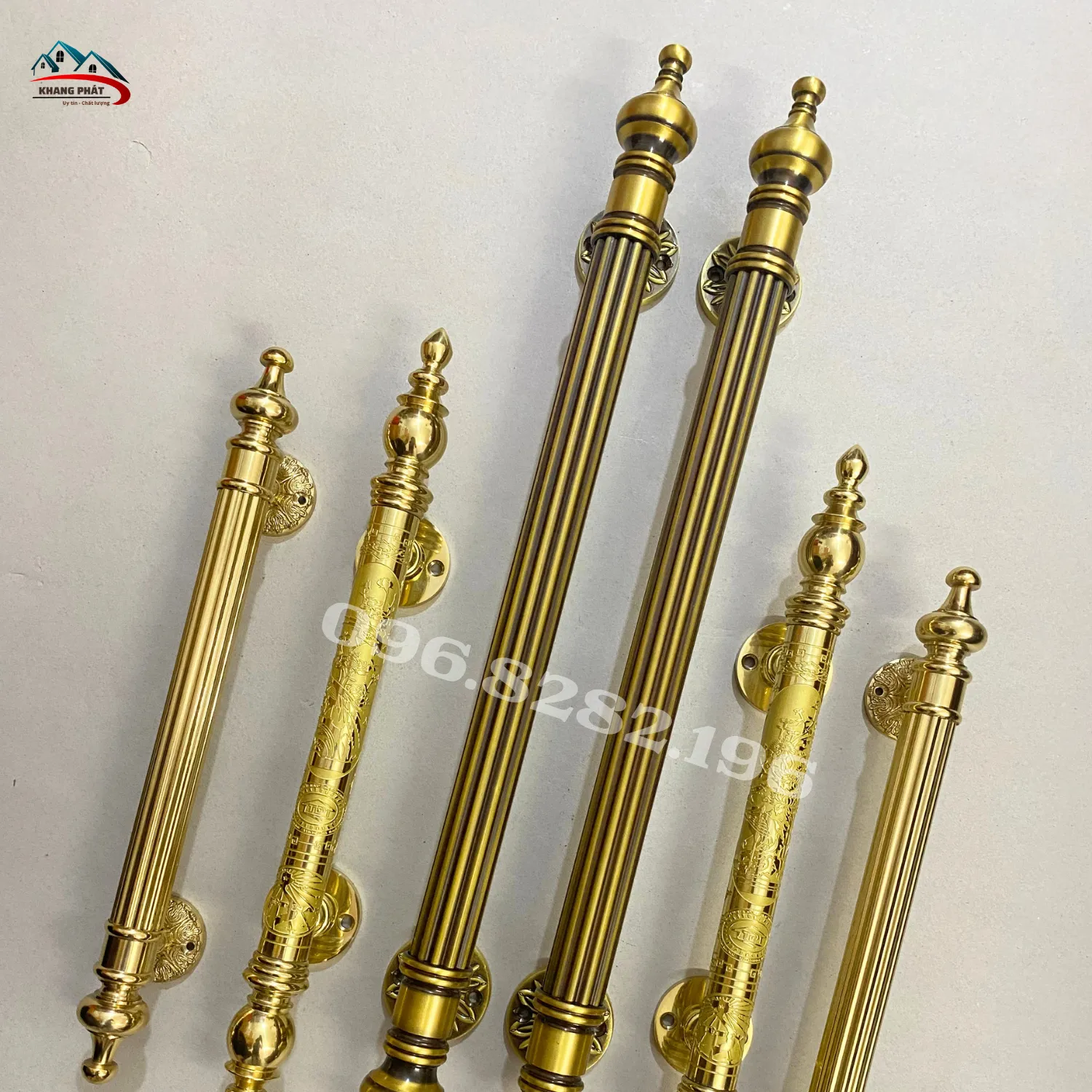 Hai mẫu tay kéo sọc màu vàng bóng và màu rêu