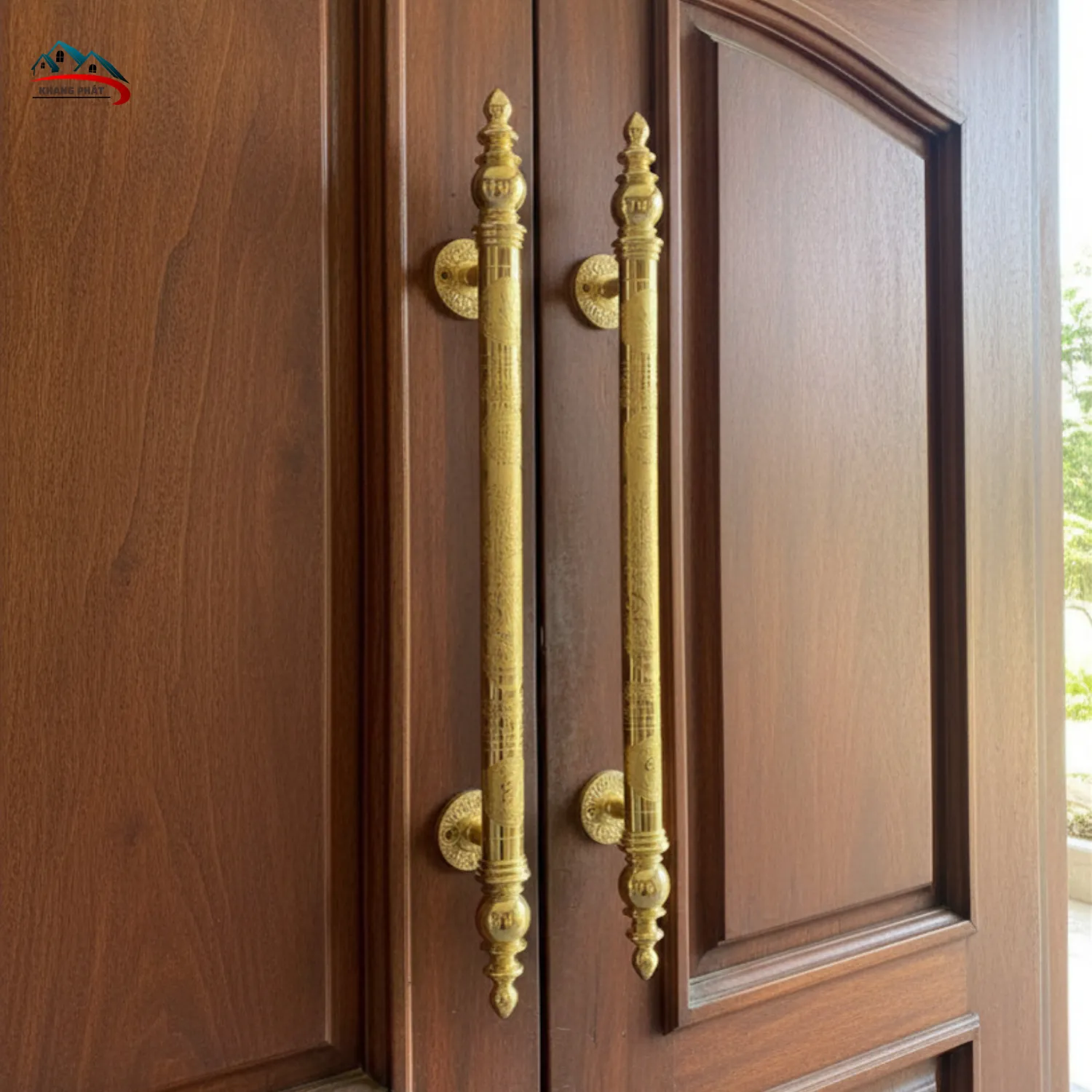 Tay kéo cửa gỗ đại sảnh lắp thực tế màu vàng bóng