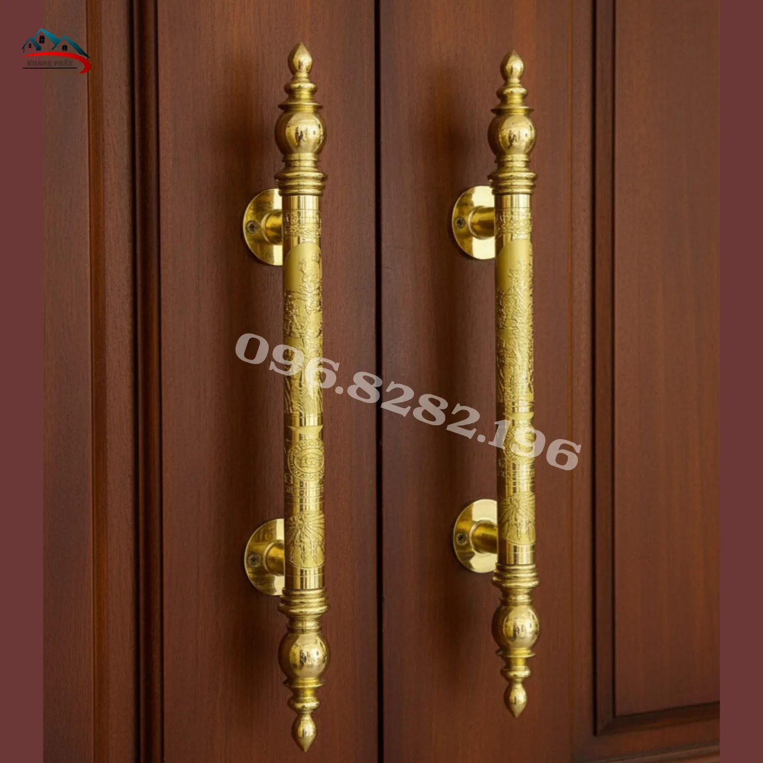 Tay nắm cửa lắp trên cửa gỗ tự nhiên