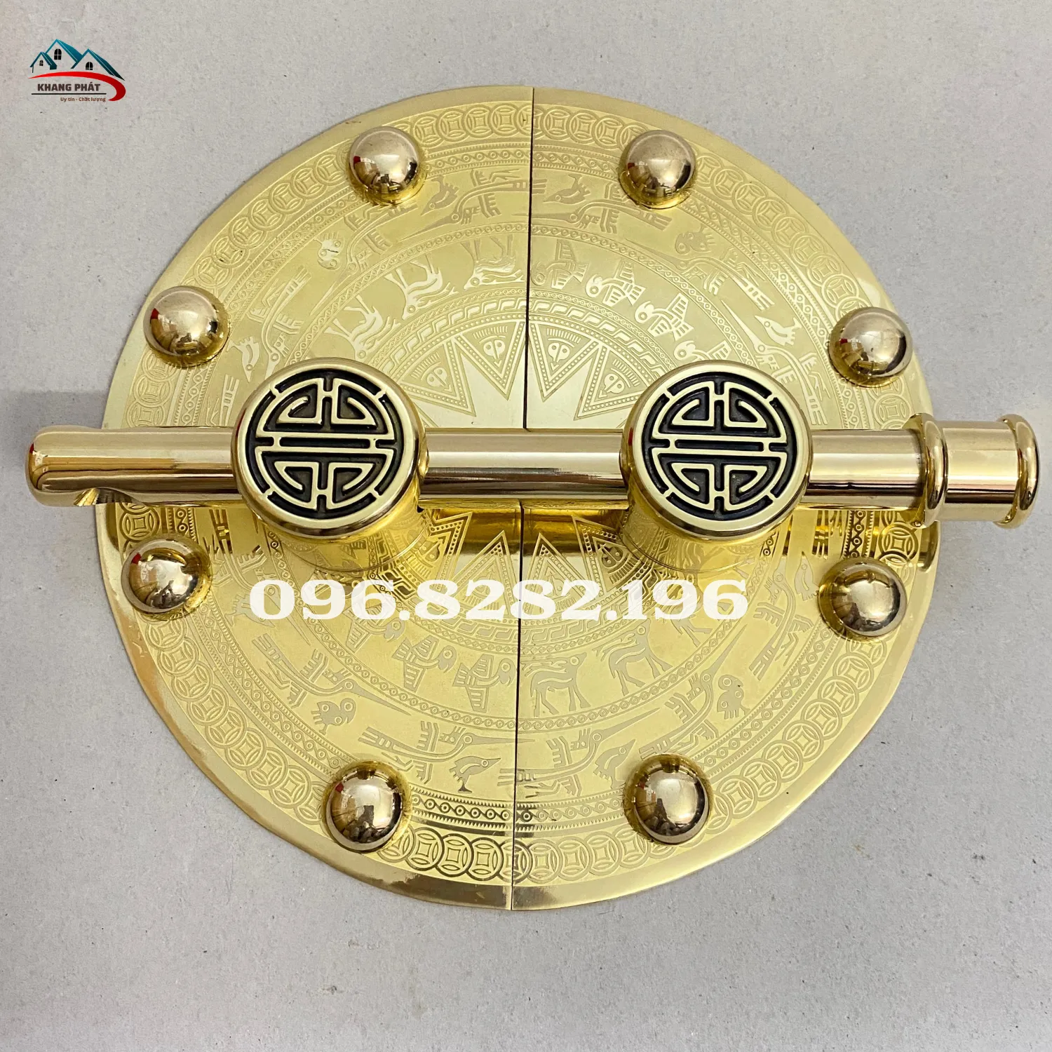 Hình ảnh chính diện tổng thể bộ khoá chuỳ mâm đồng mặt bích 25cm chữ Thọ, bao gồm đầy đủ then cài và đấm chuỳ