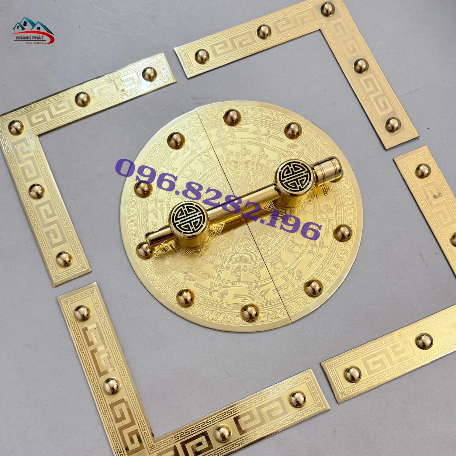 Tượng đồng gắn trên cổng gỗ nhà thờ họ