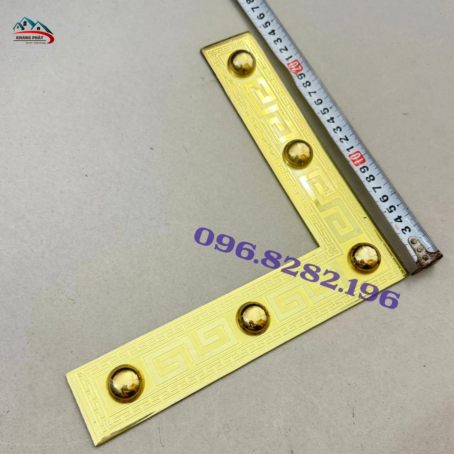Vẻ đẹp hoa tiết phụ kiện đồng trang trí cửa