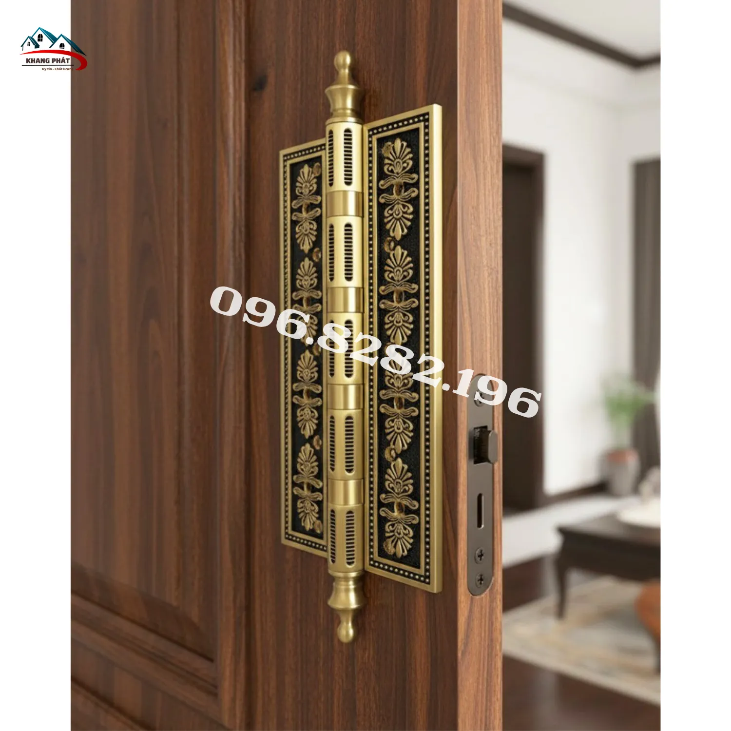 Bản lề đồng dài 30cm lắp trên cửa gỗ biệt thự cao cấp
