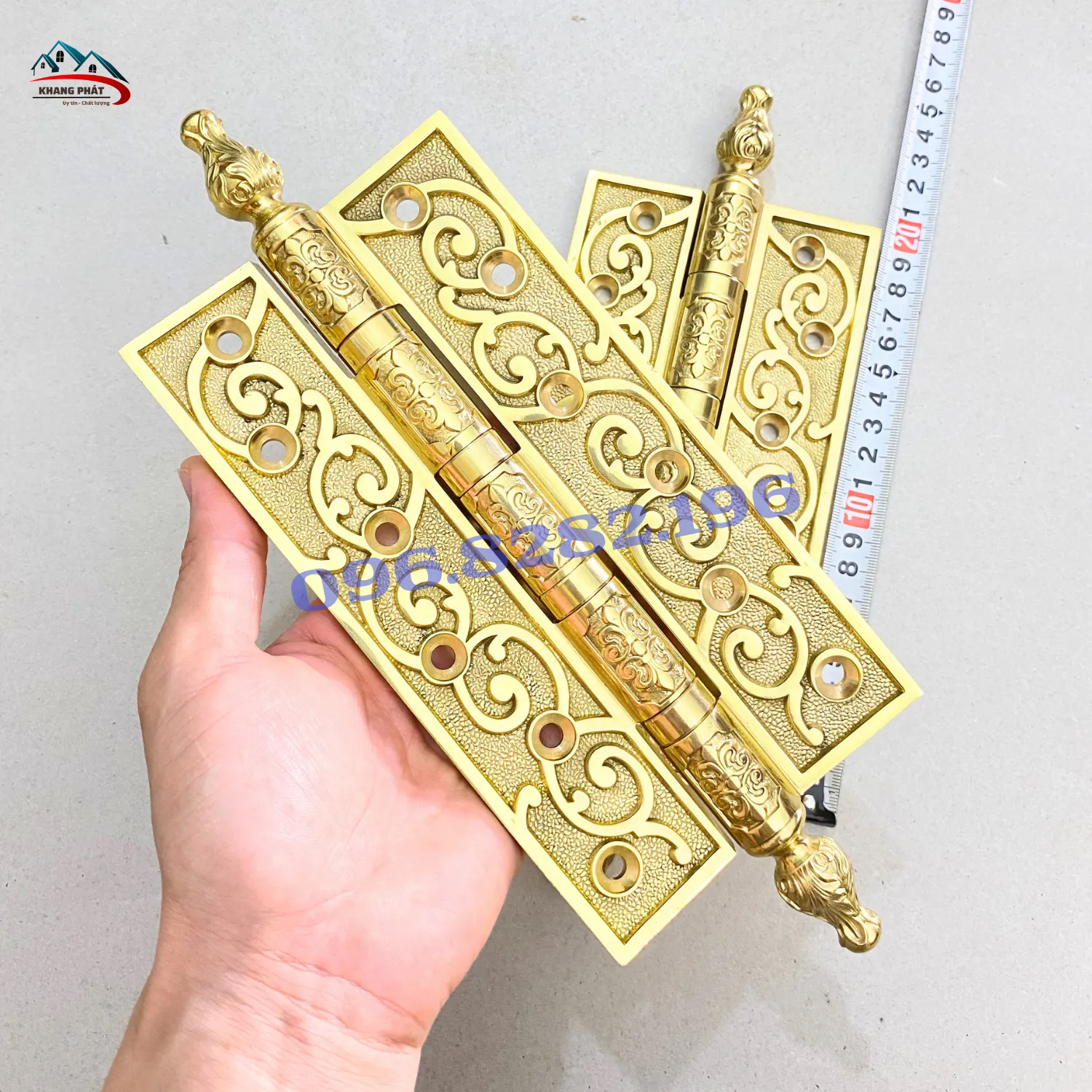 Cầm thực tế bản lề đồng thau 28cm trên tay