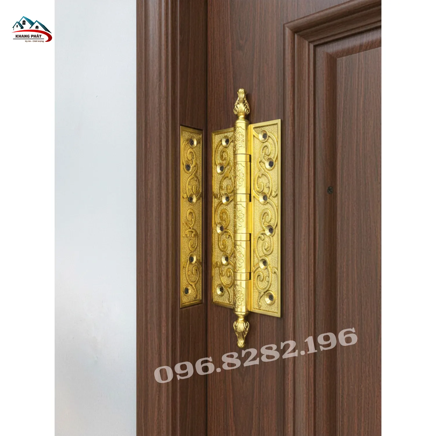 Bản lề đồng thau 28cm lắp thực tế trên cửa gỗ