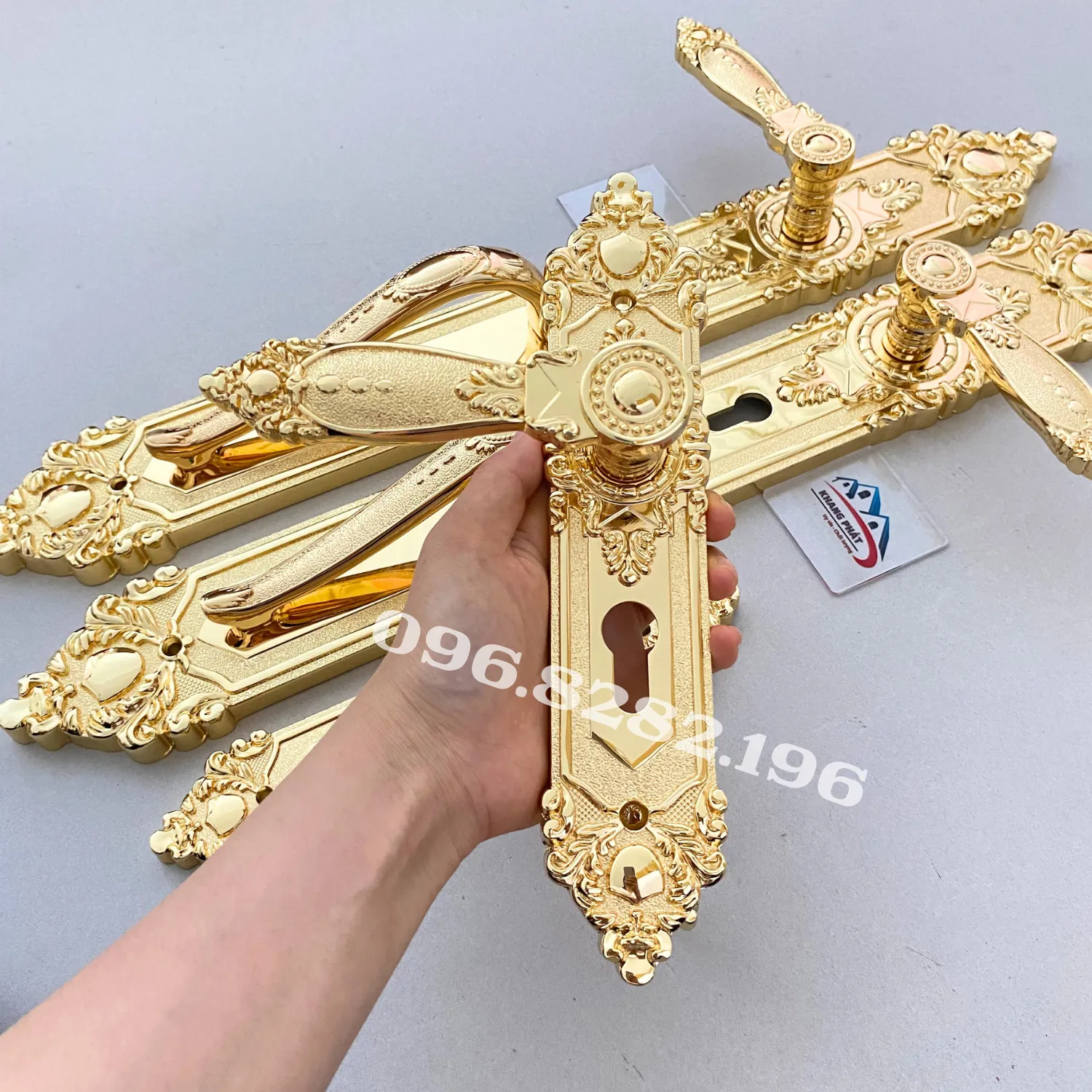 Cầm khoá cửa thực tế trên tay