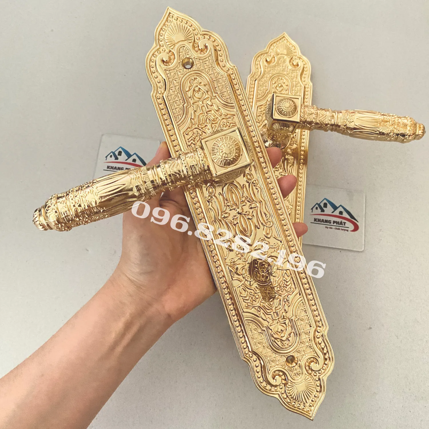 Cầm trên tay mặt ốp đồng mạ vàng cao cấp