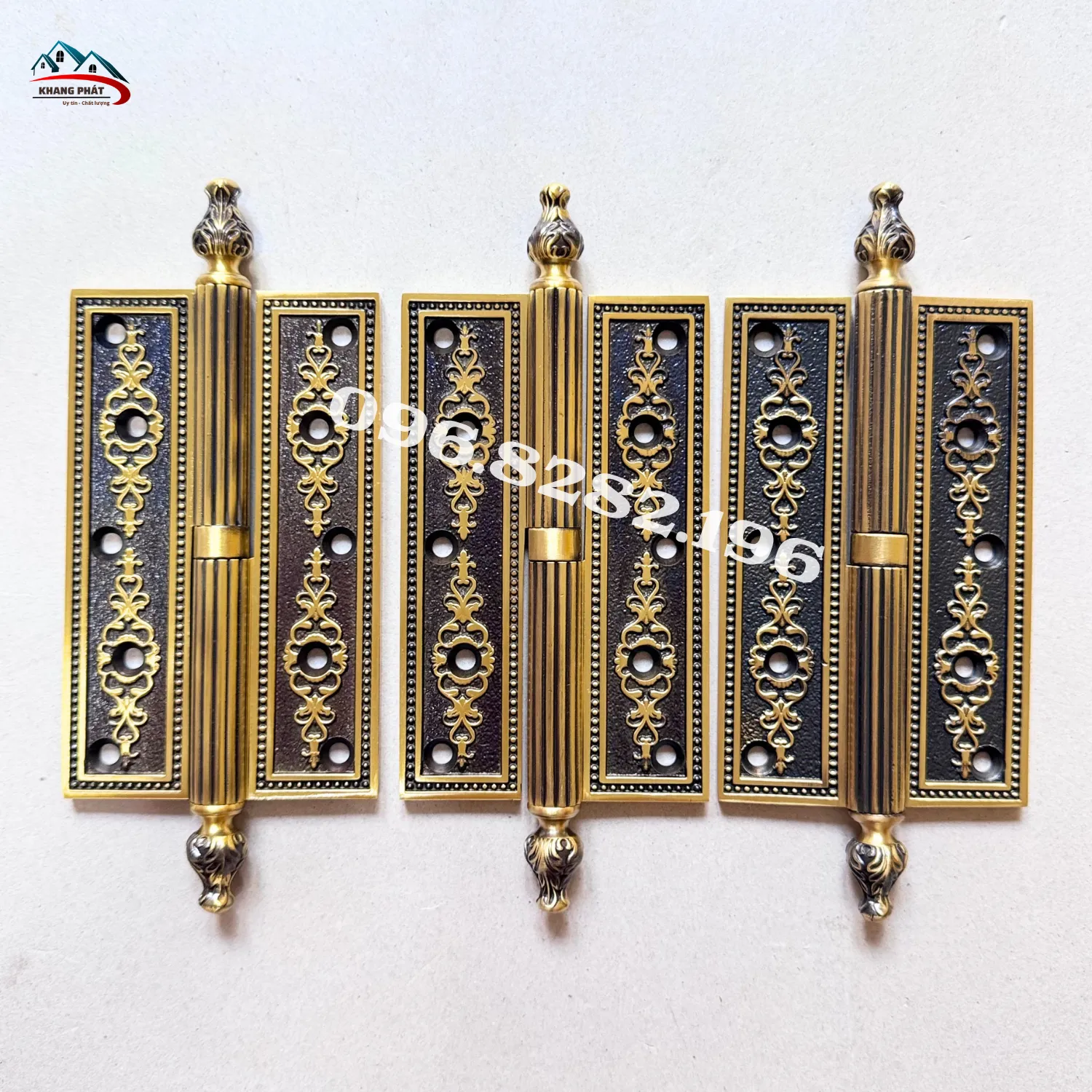 Cận cảnh bản lề cối đồng hoa văn vế trái và vế phải