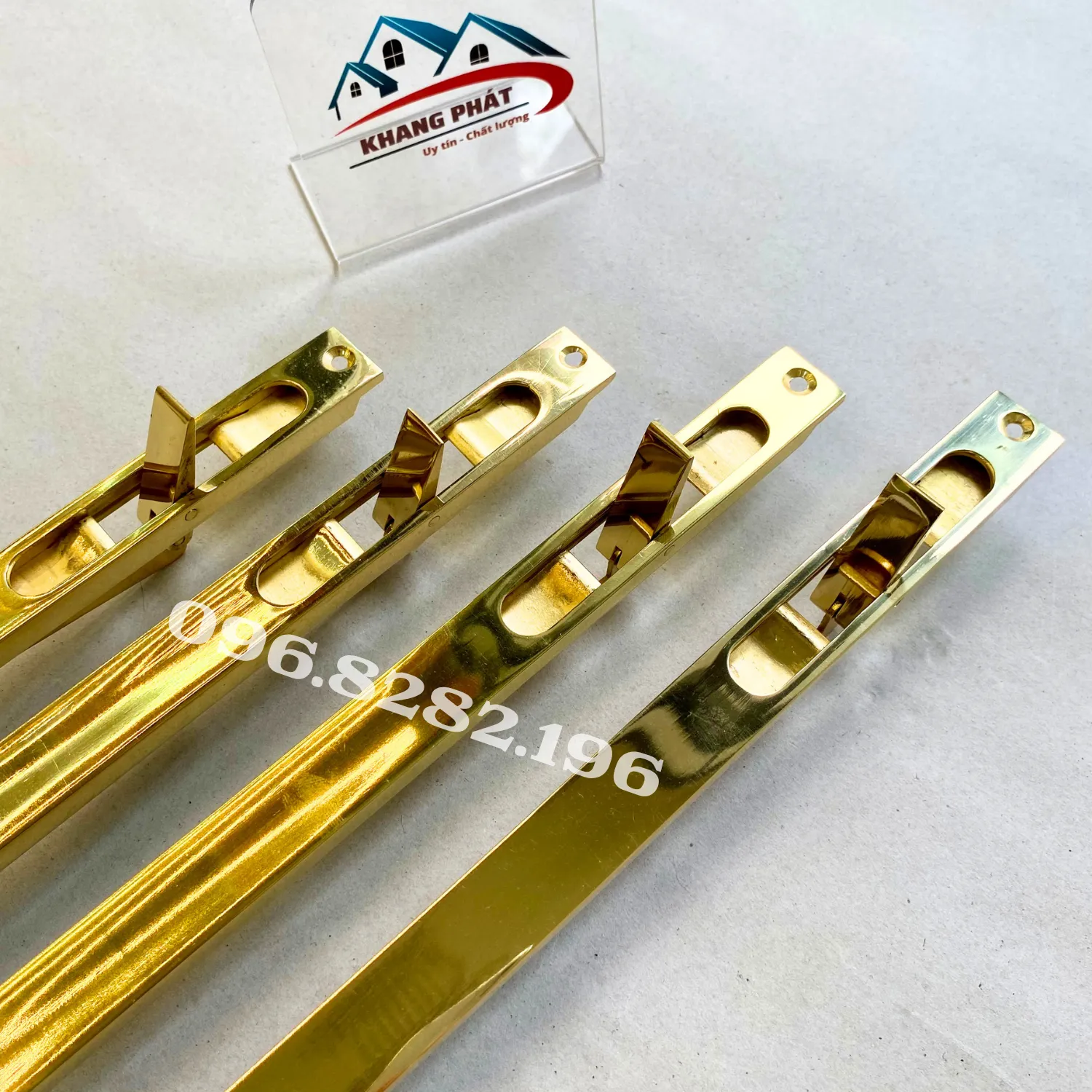 Cơ cấu bật nhả vận hành nhẹ tay trên cạnh cửa