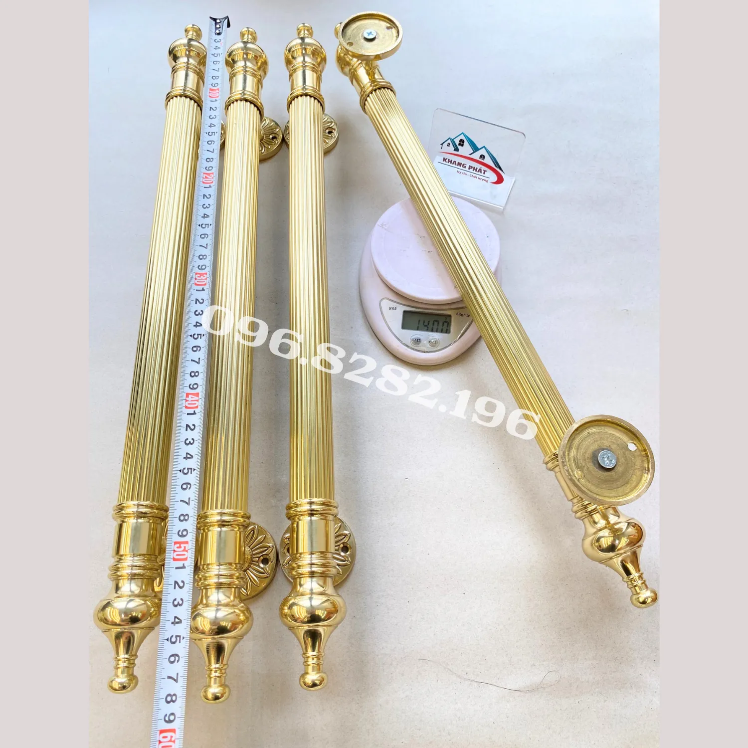 Bề mặt vàng bóng của tay kéo cửa đại sảnh