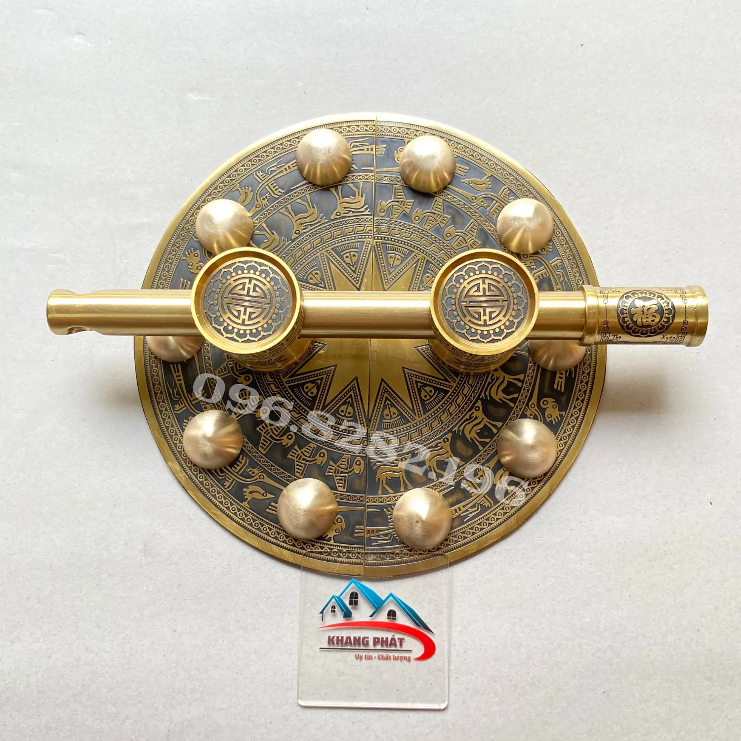 cận cảnh chuỳ mâm đồng hoa văn