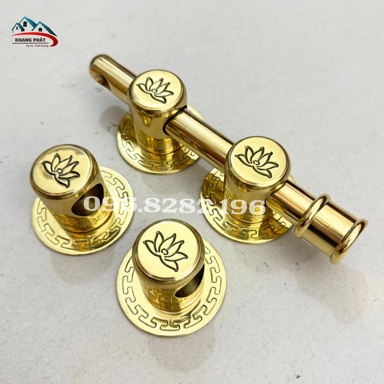 chi tiết hoa văn sen trên đầu chuỳ đồng